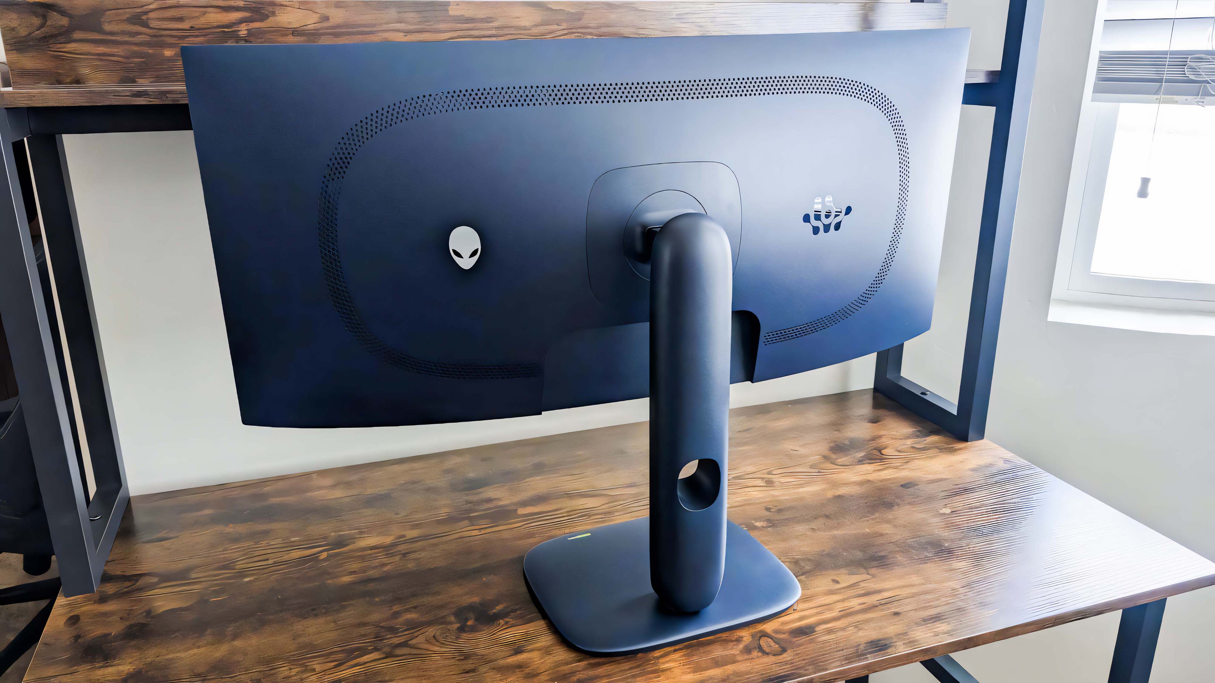 Вид сбоку на заднюю панель Alienware 34" QD-OLED AW3425DW.