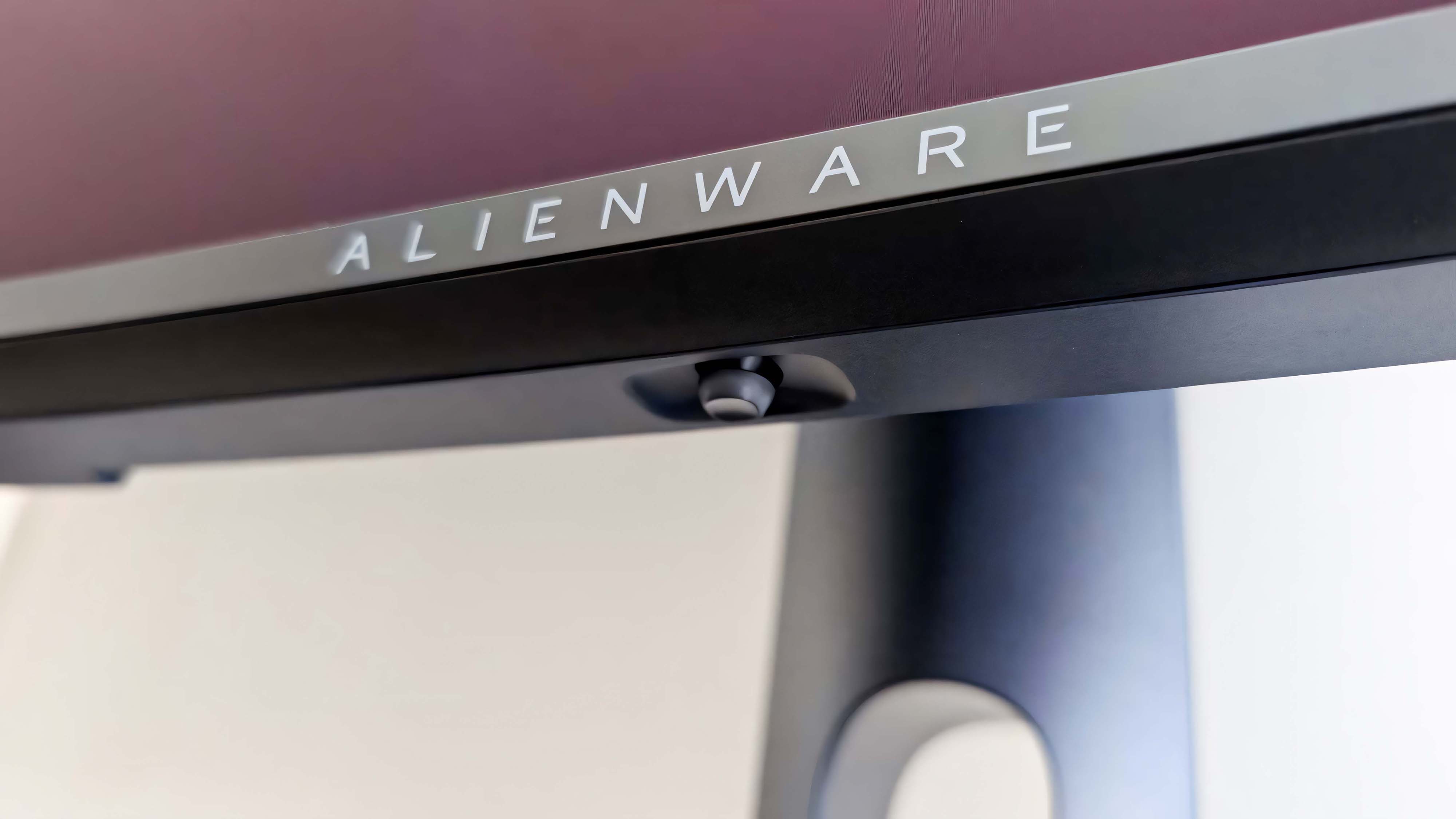 Крупный план джойстика Alienware 34" QD-OLED AW3425DW.