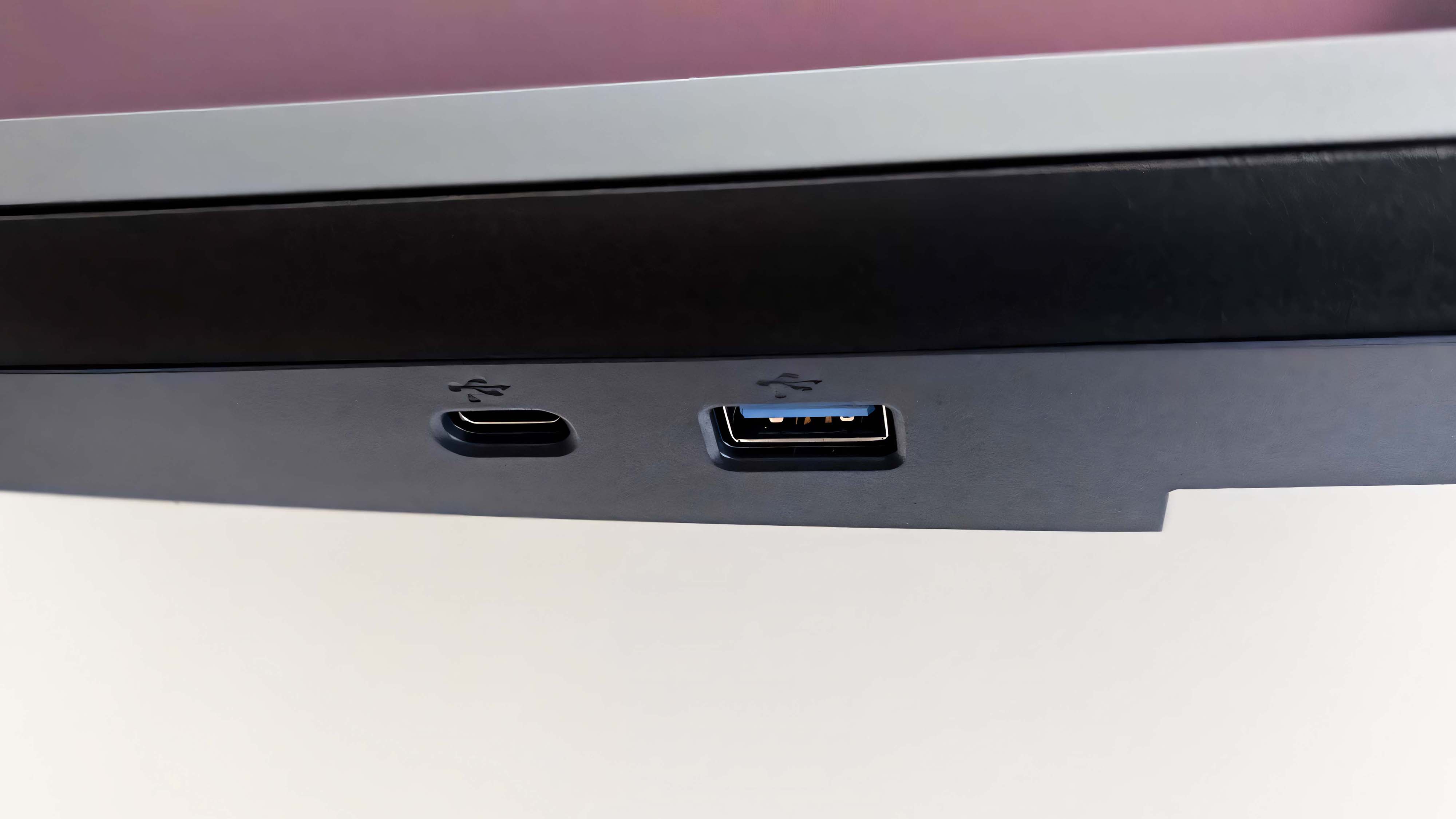 Крупный план портов USB-C и USB-A на Alienware 34" QD-OLED AW3425DW.