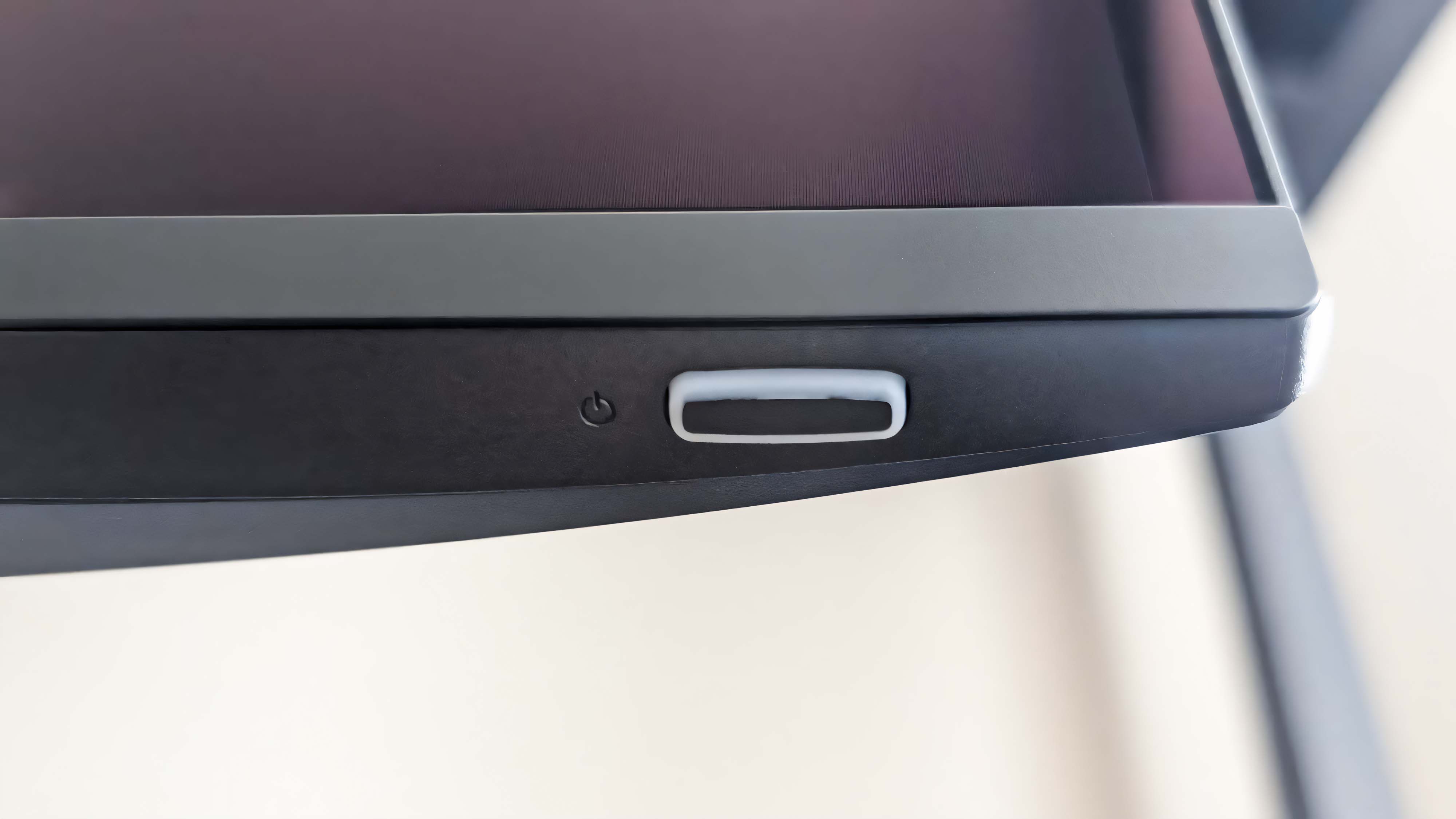 Крупный план кнопки питания Alienware 34" QD-OLED AW3425DW.