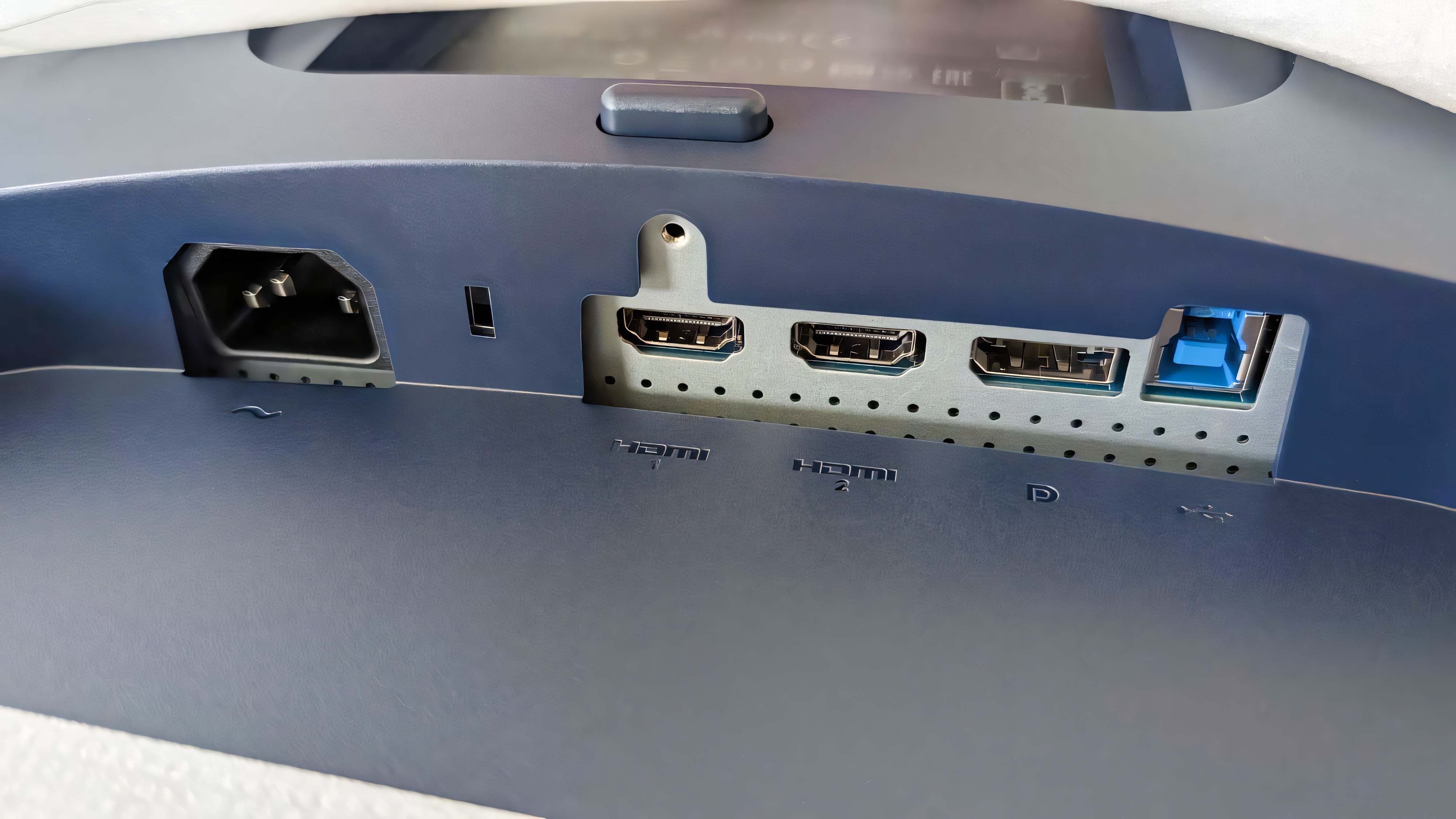 Крупный план портов питания, HDMI, DisplayPort и USB-B на Alienware 34" QD-OLED AW3425DW.