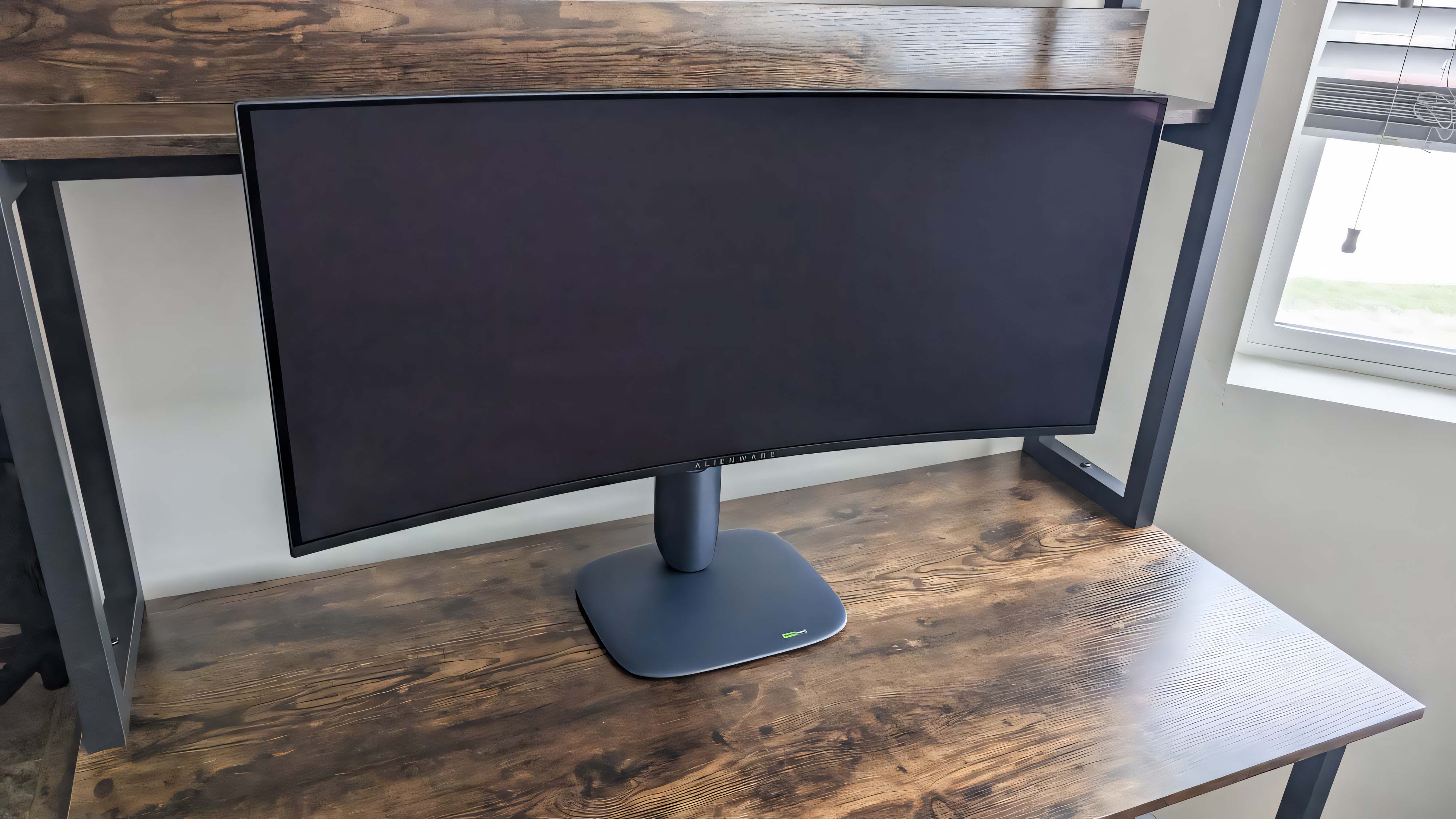 Alienware 34" QD-OLED AW3425DW стоит на столе в выключенном состоянии.