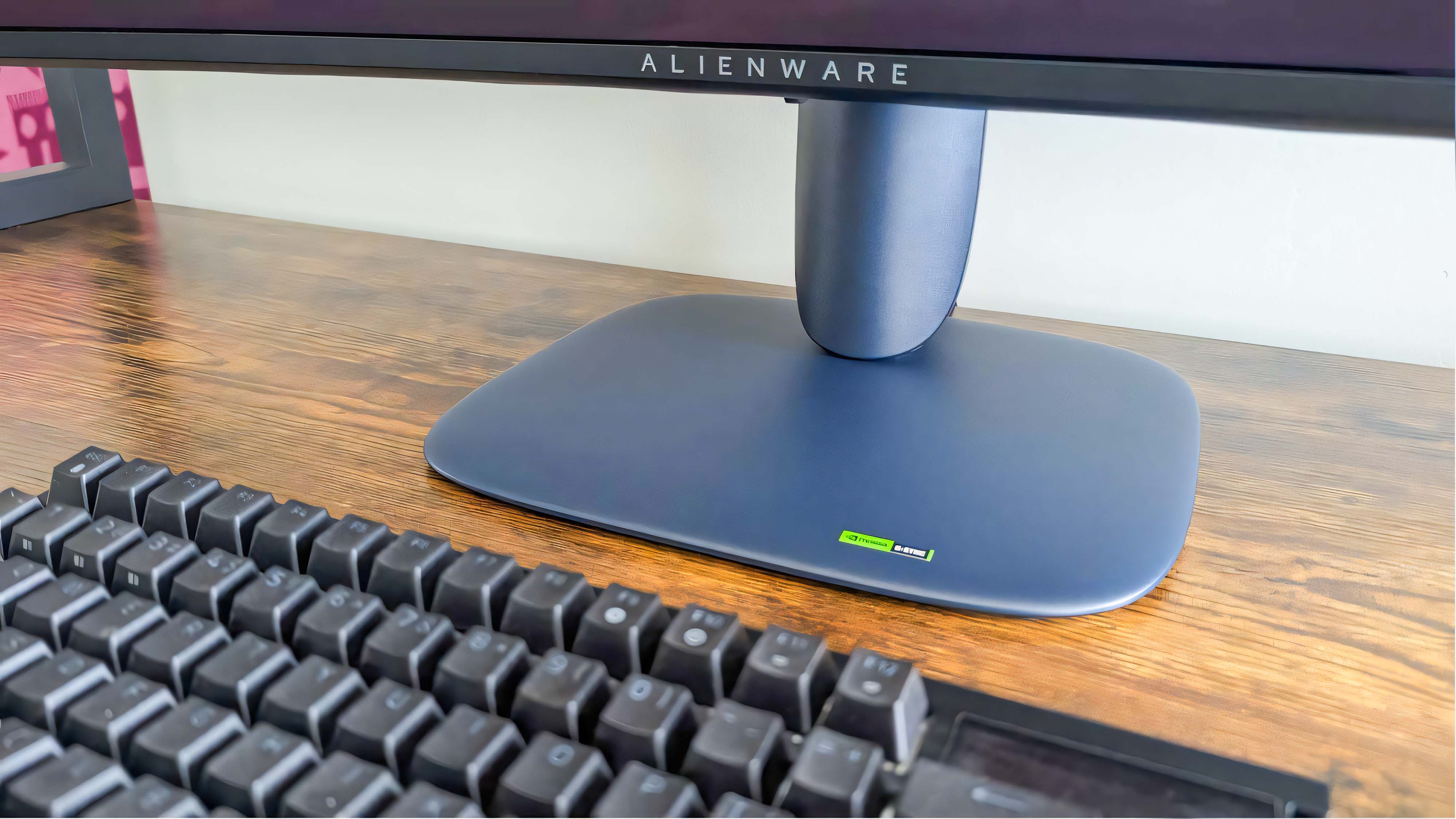 Крупный план подставки Alienware 34" QD-OLED AW3425DW на столе.