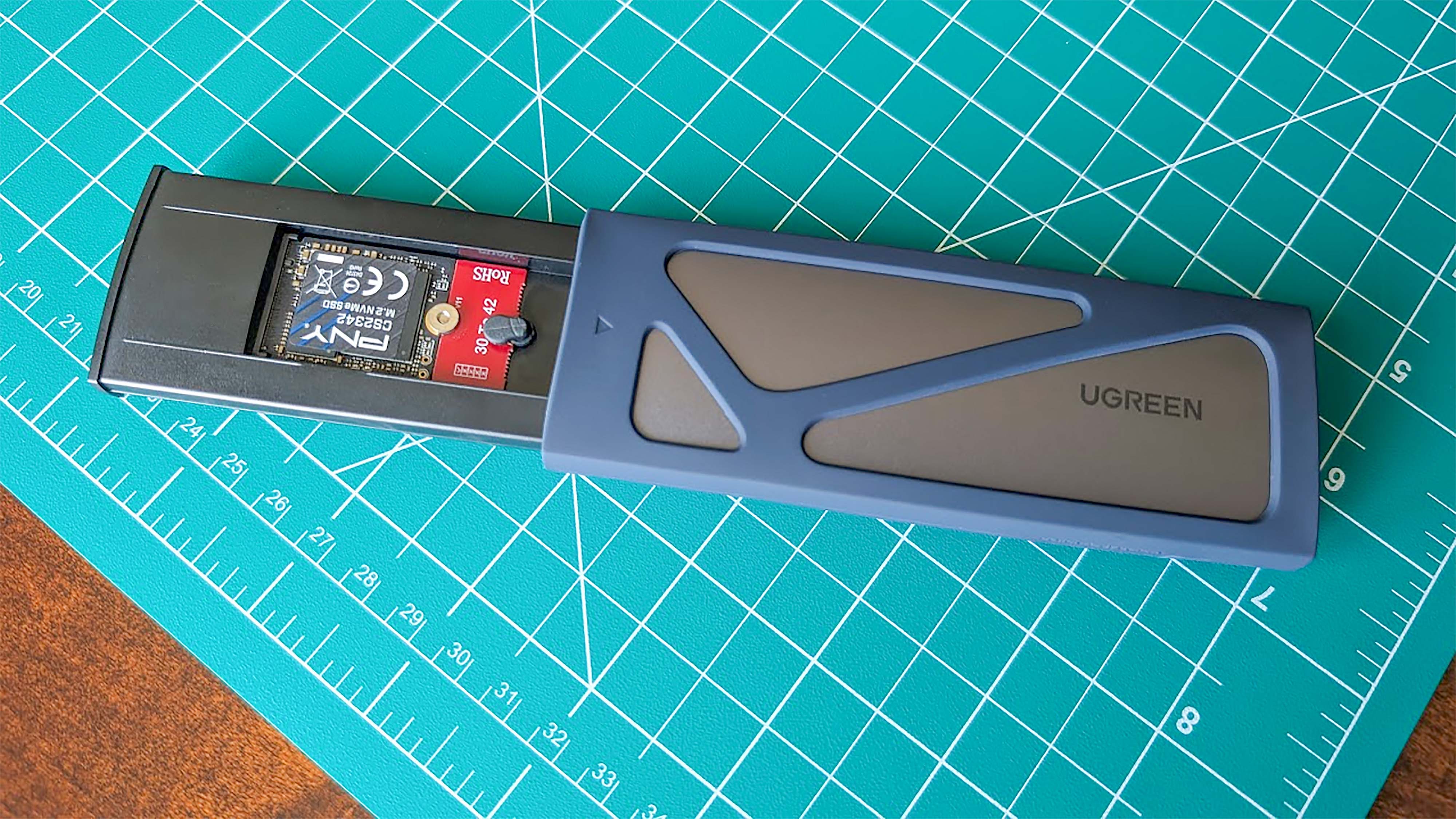 На фото: PNY M.2 2230 SSD внутри корпуса UGREEN SSD.