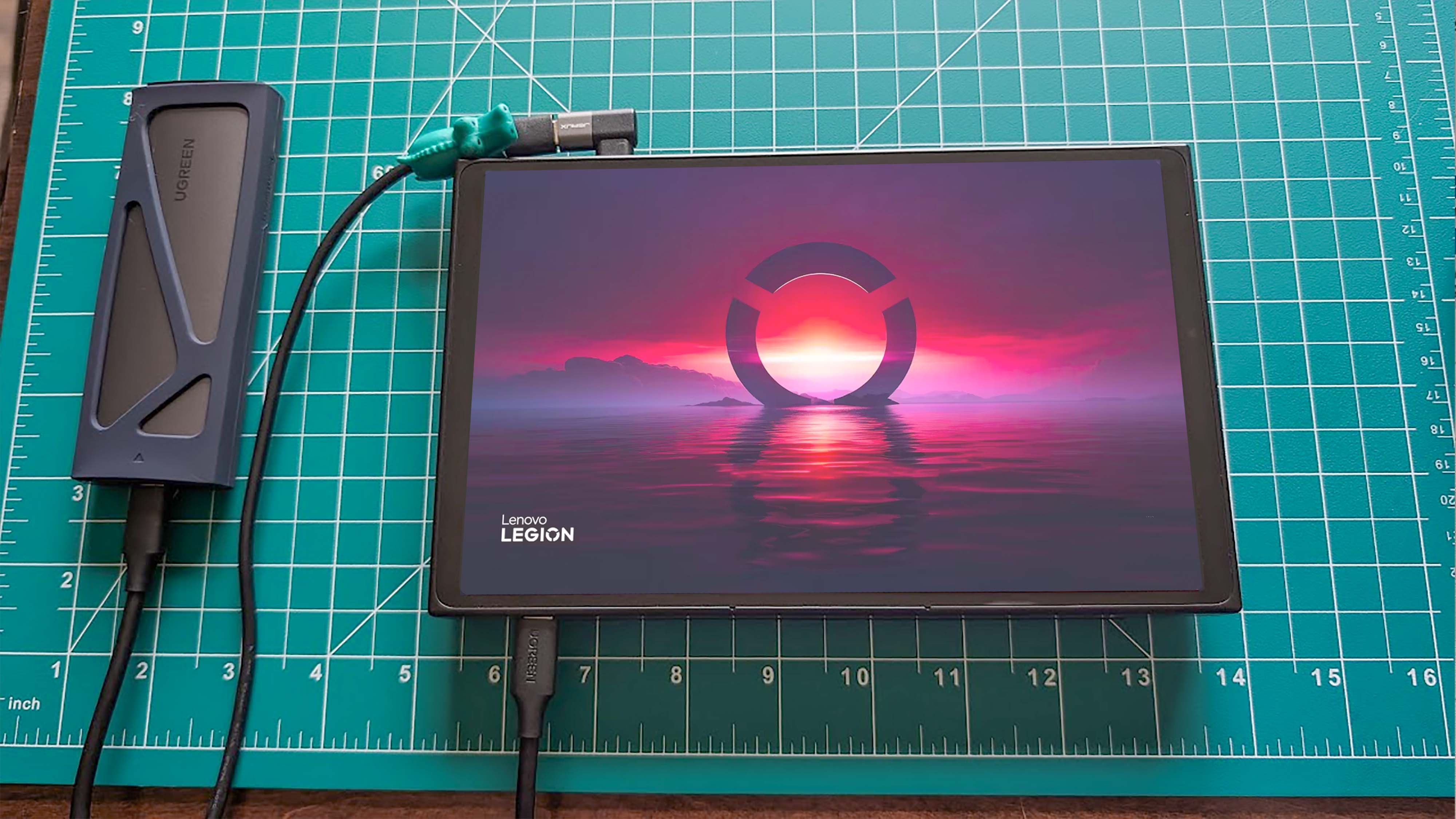 Lenovo Legion Go подключен к питанию и корпусу UGREEN SSD.