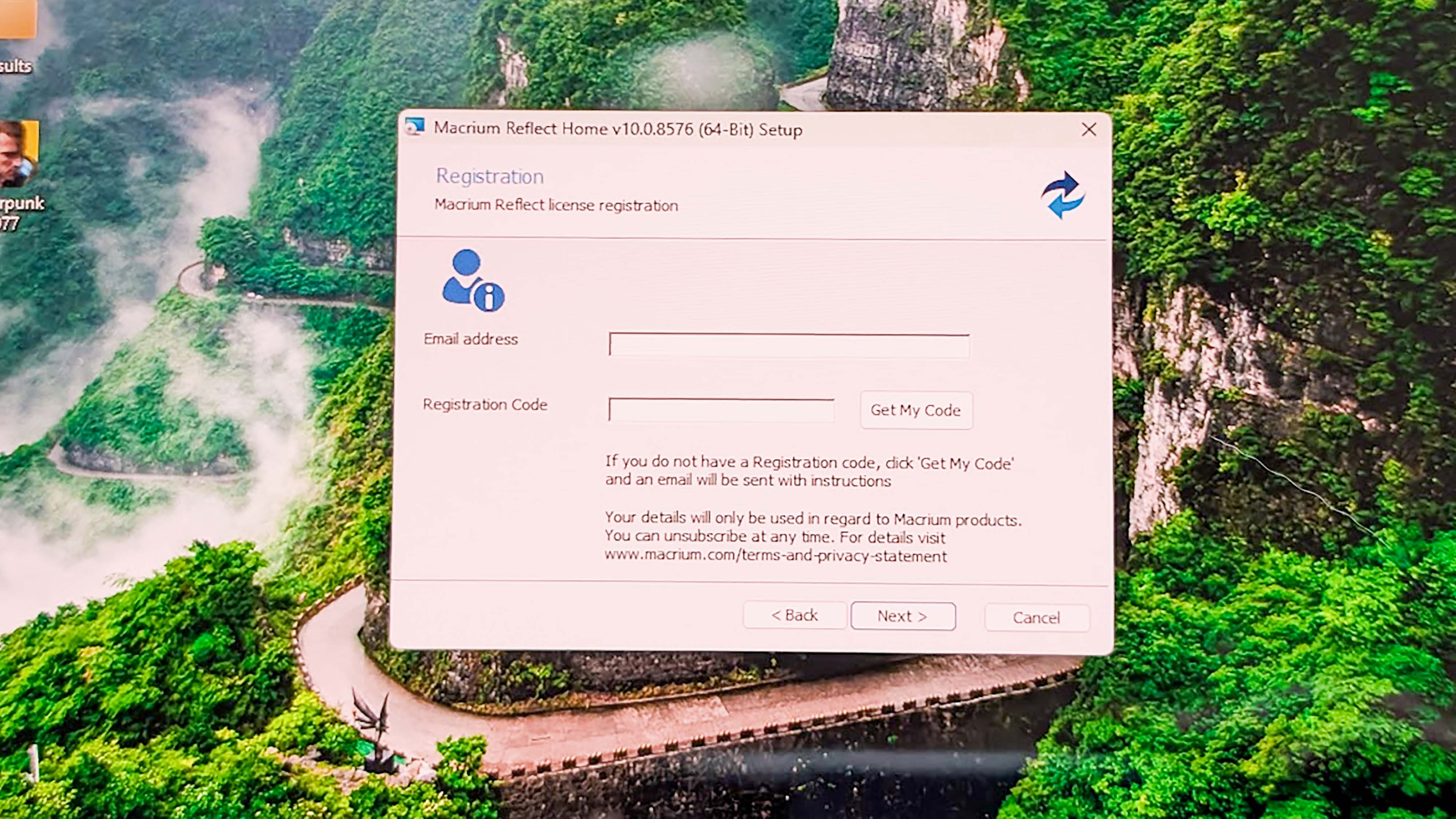 Окно установки Macrium Reflect с полями для ввода email и регистрационного кода.