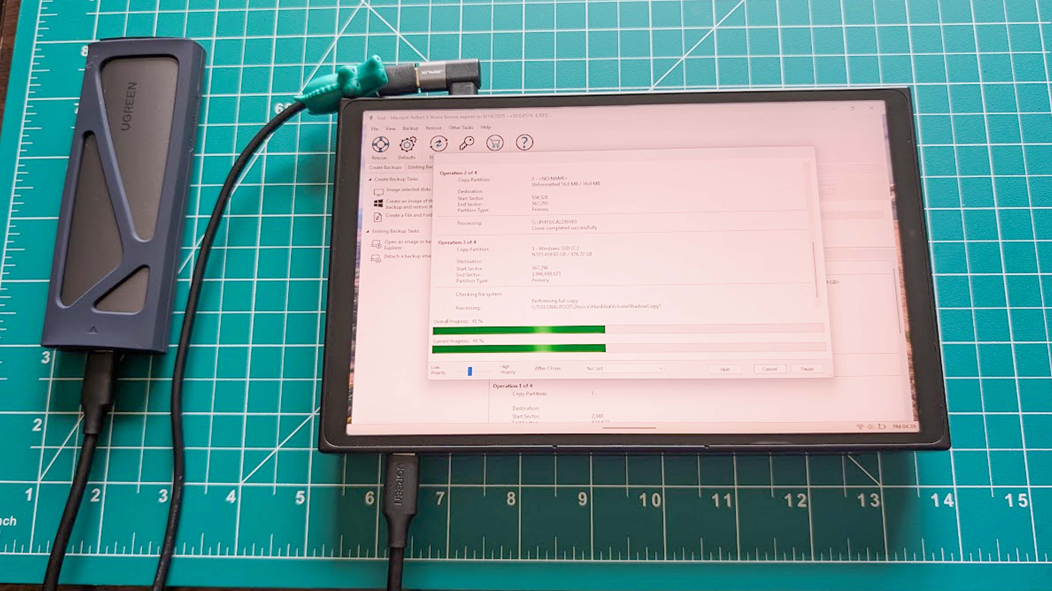 Lenovo Legion Go подключен к корпусу SSD и клонирует SSD с помощью Macium Reflect.