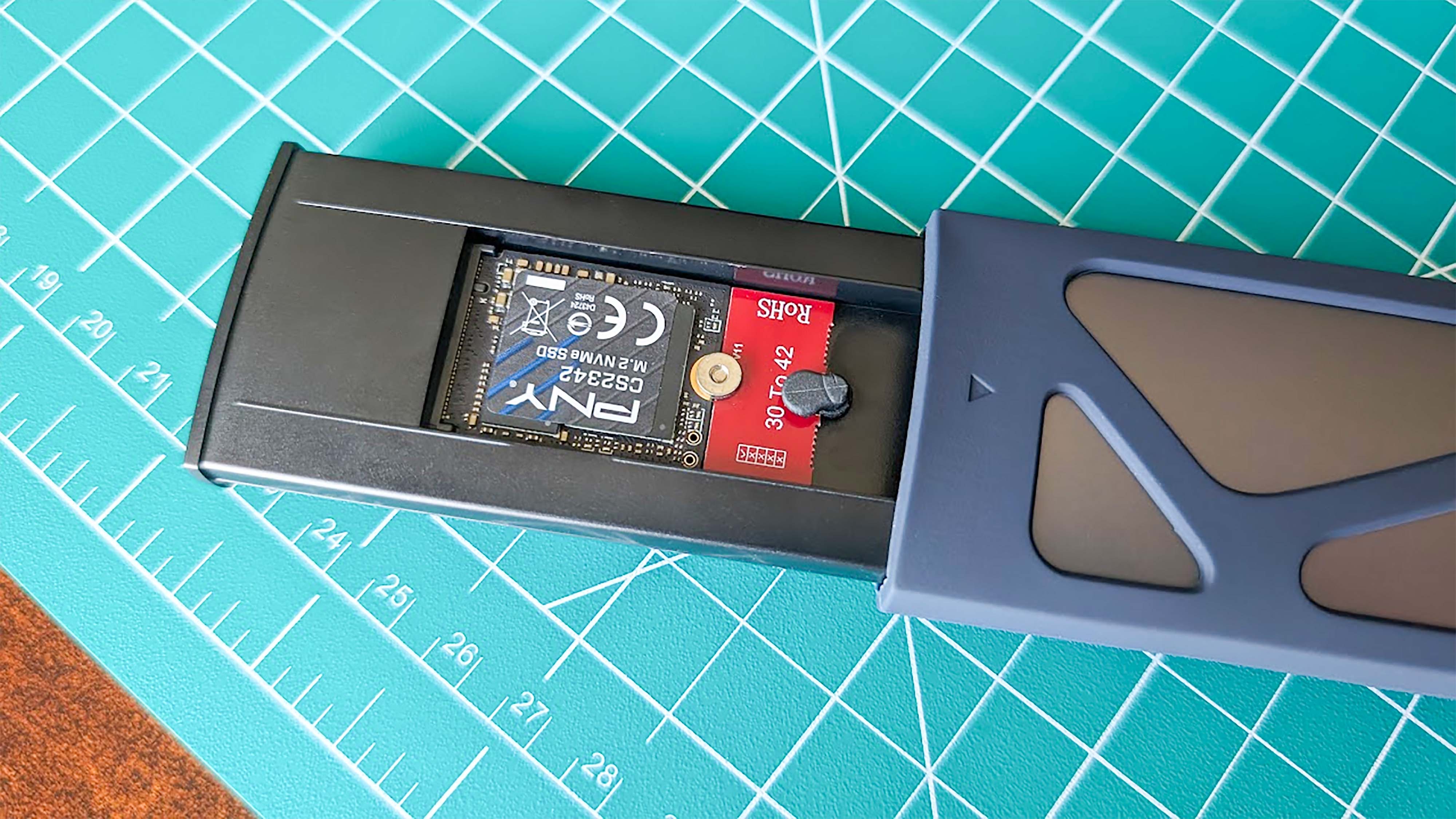 PNY 2TB M.2 2230 SSD внутри корпуса UGREEN SSD.