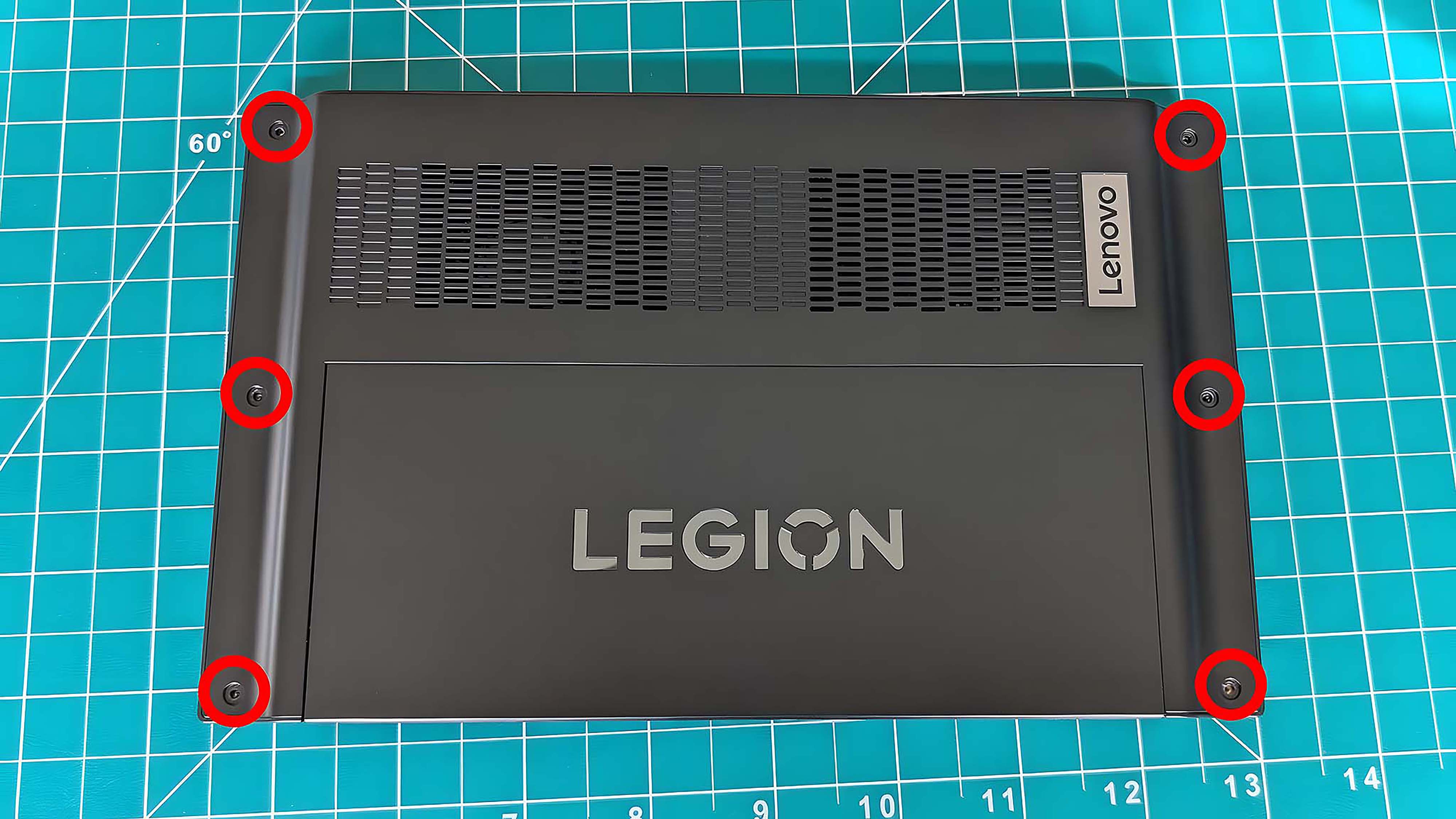 Задняя часть Lenovo Legion Go со всеми шестью винтами, выделенными красным кругом.