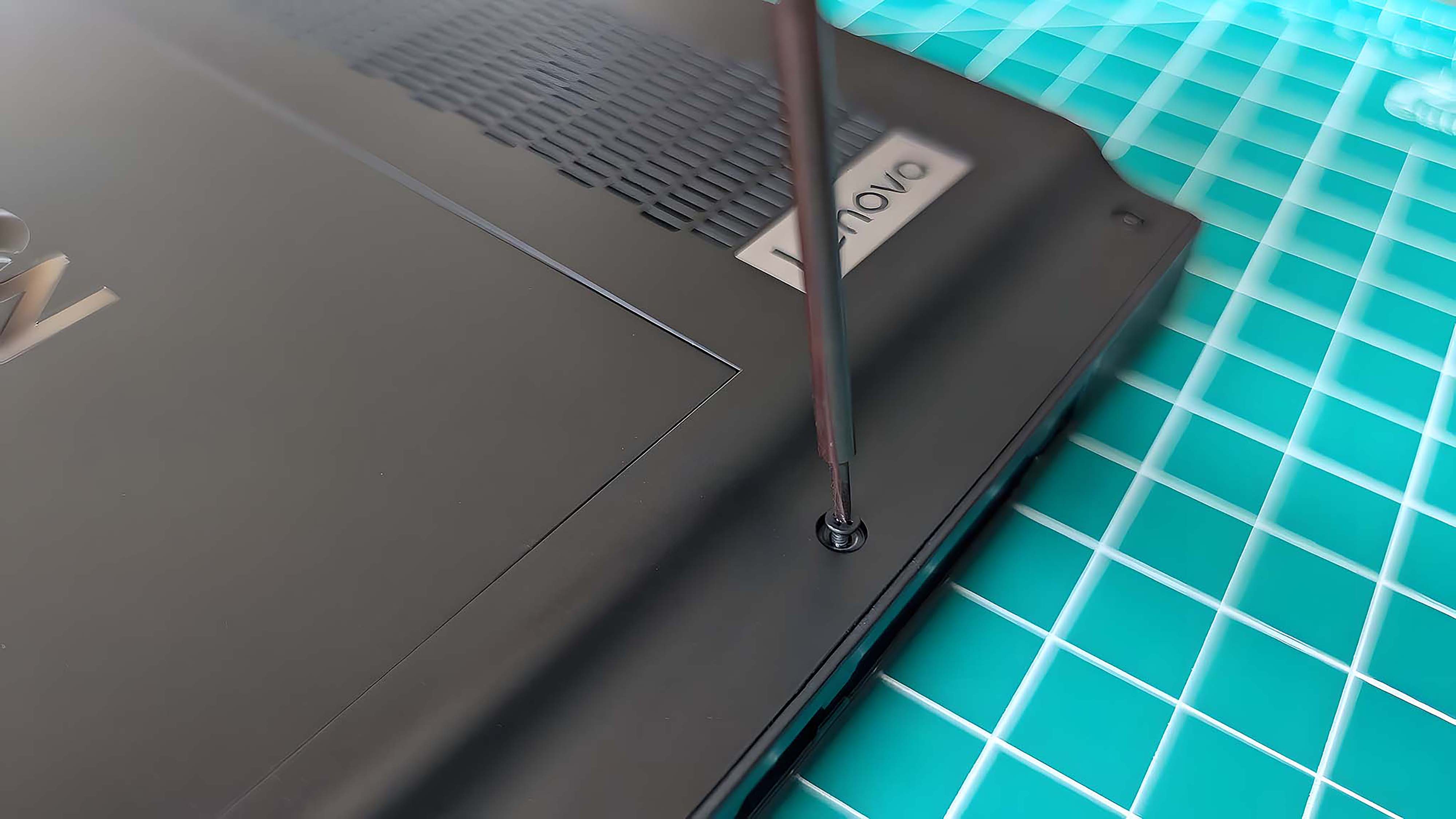 Отвертка закрепляет задний винт Lenovo Legion Go.