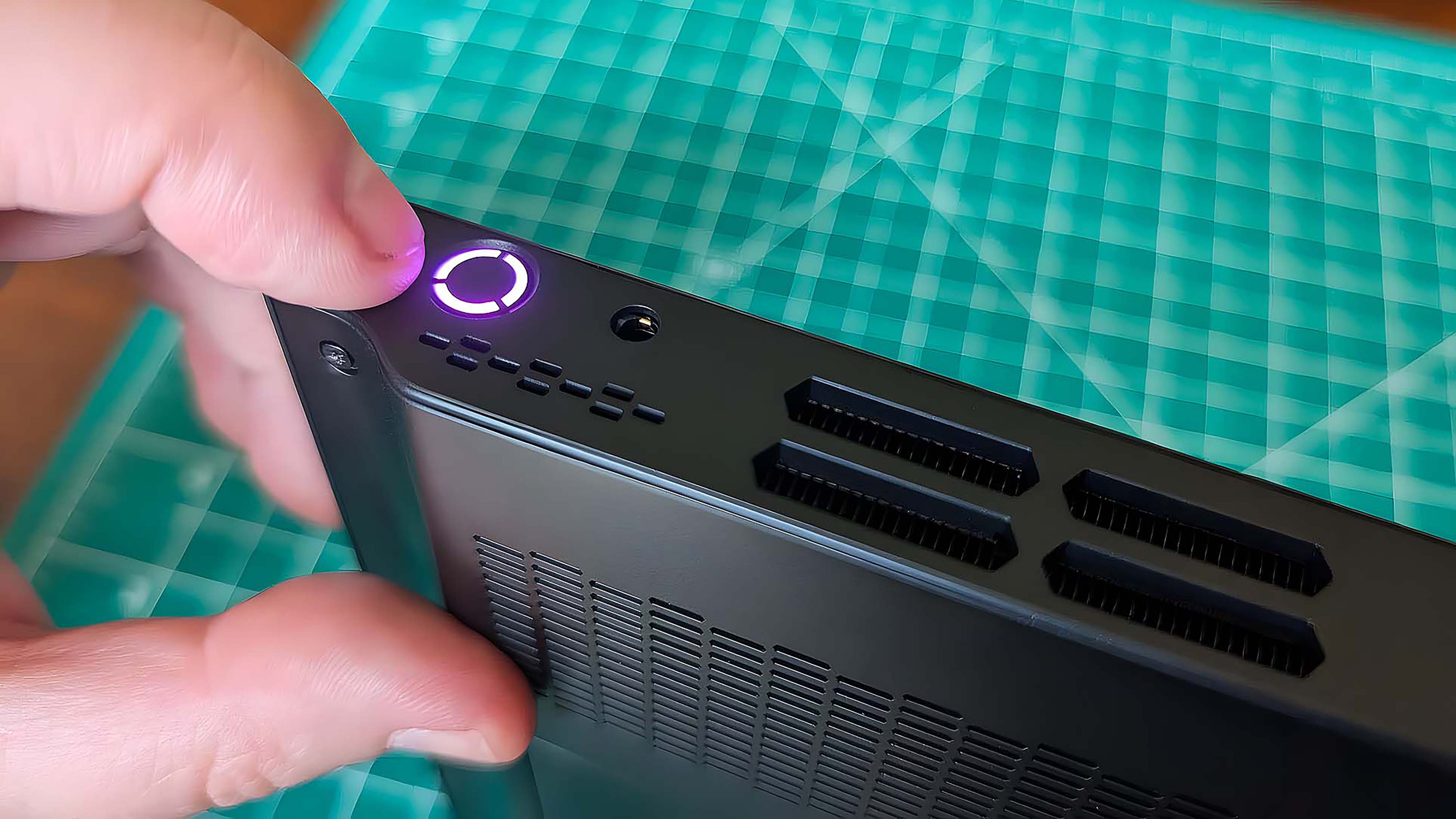 Палец указывает на кнопку питания Lenovo Legion Go.