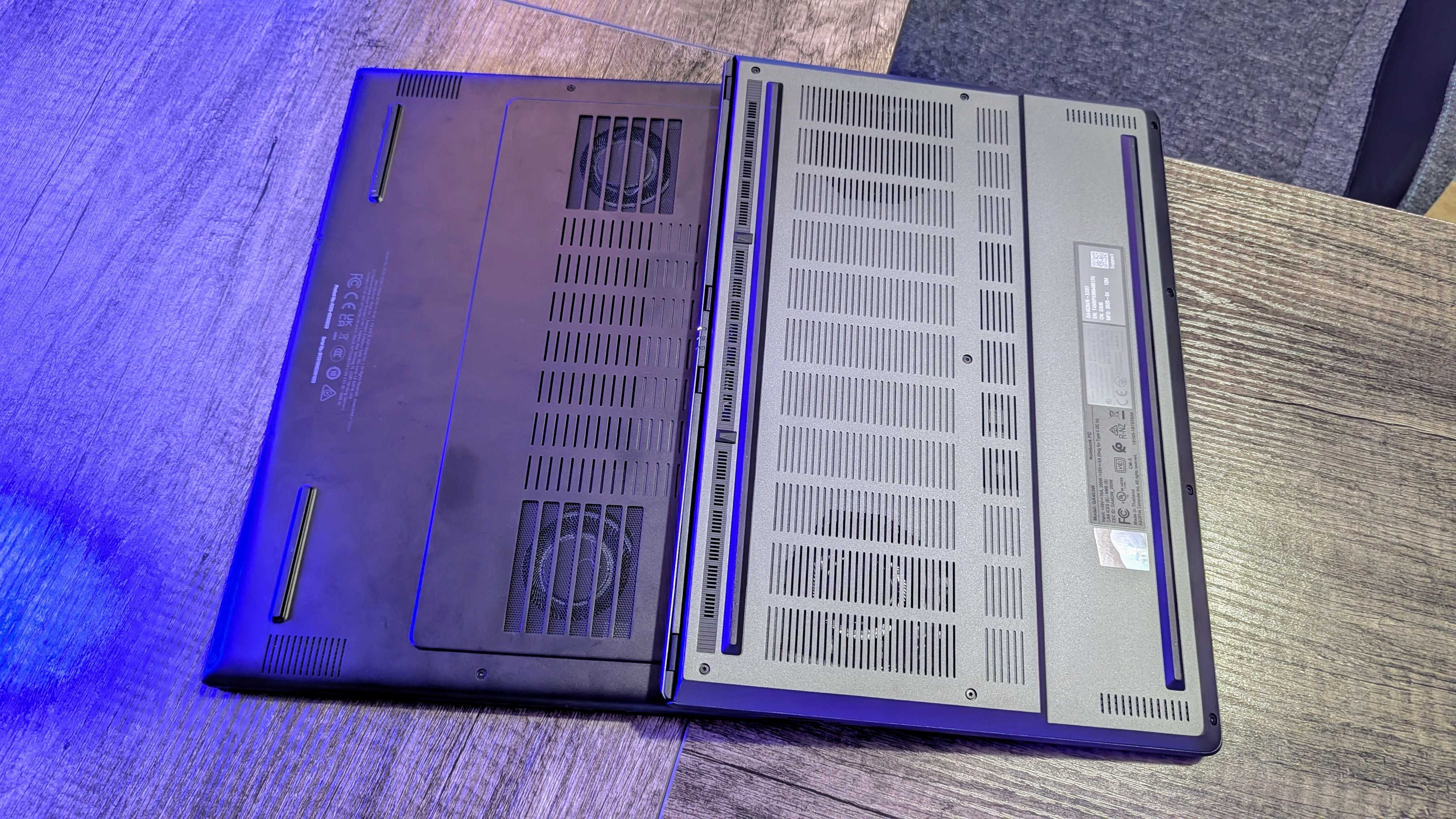 Вы можете видеть сходство между тепловыми решениями ASUS и Razer — но ASUS пошла по-крупному, а Razer — по-тонкому.
