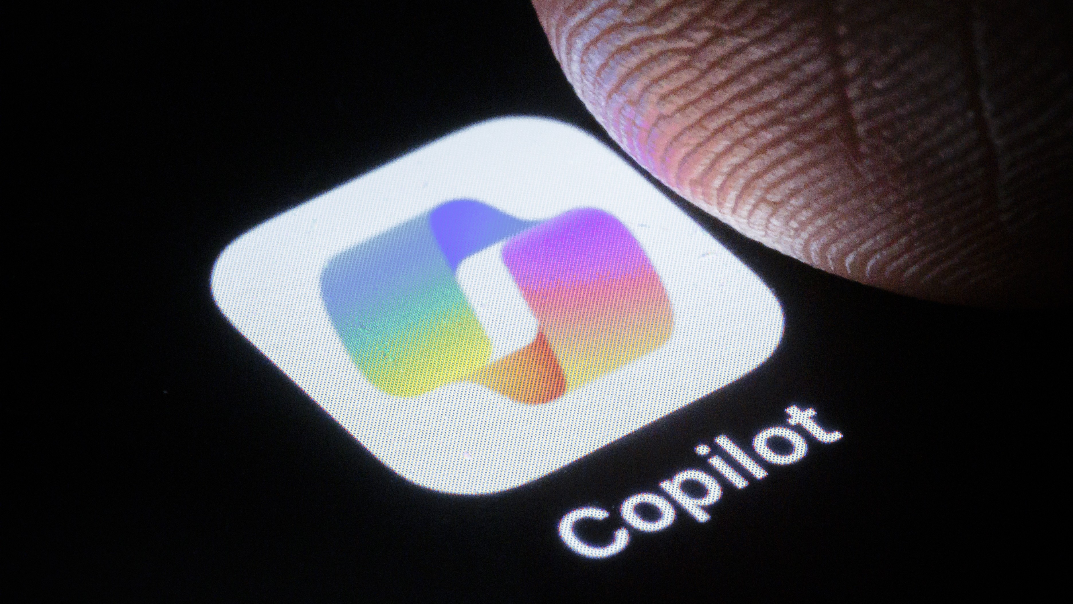 Приложение Microsoft Copilot на смартфоне.