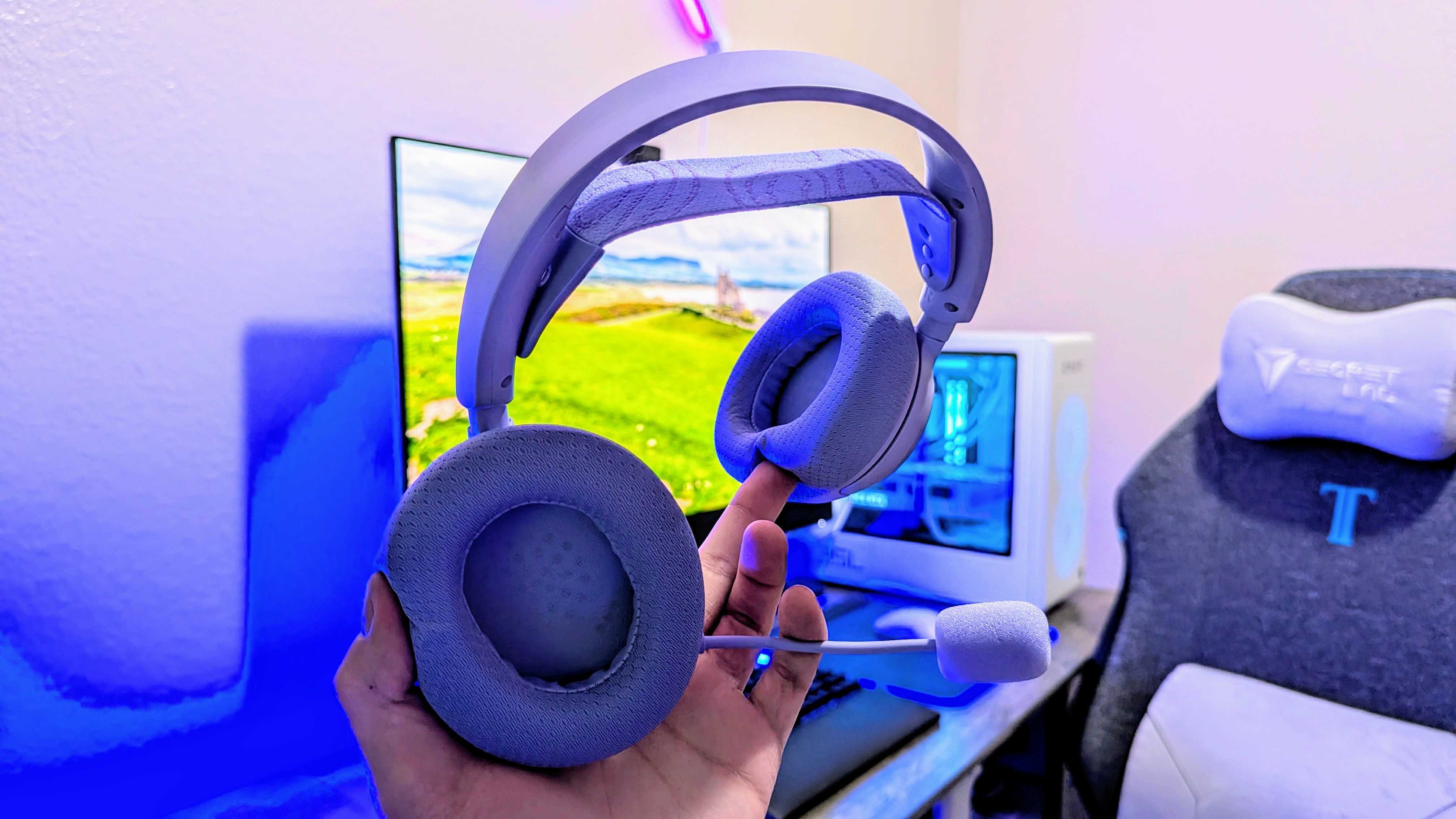 Изображение игровой гарнитуры SteelSeries Arctis Nova 3X Wireless.