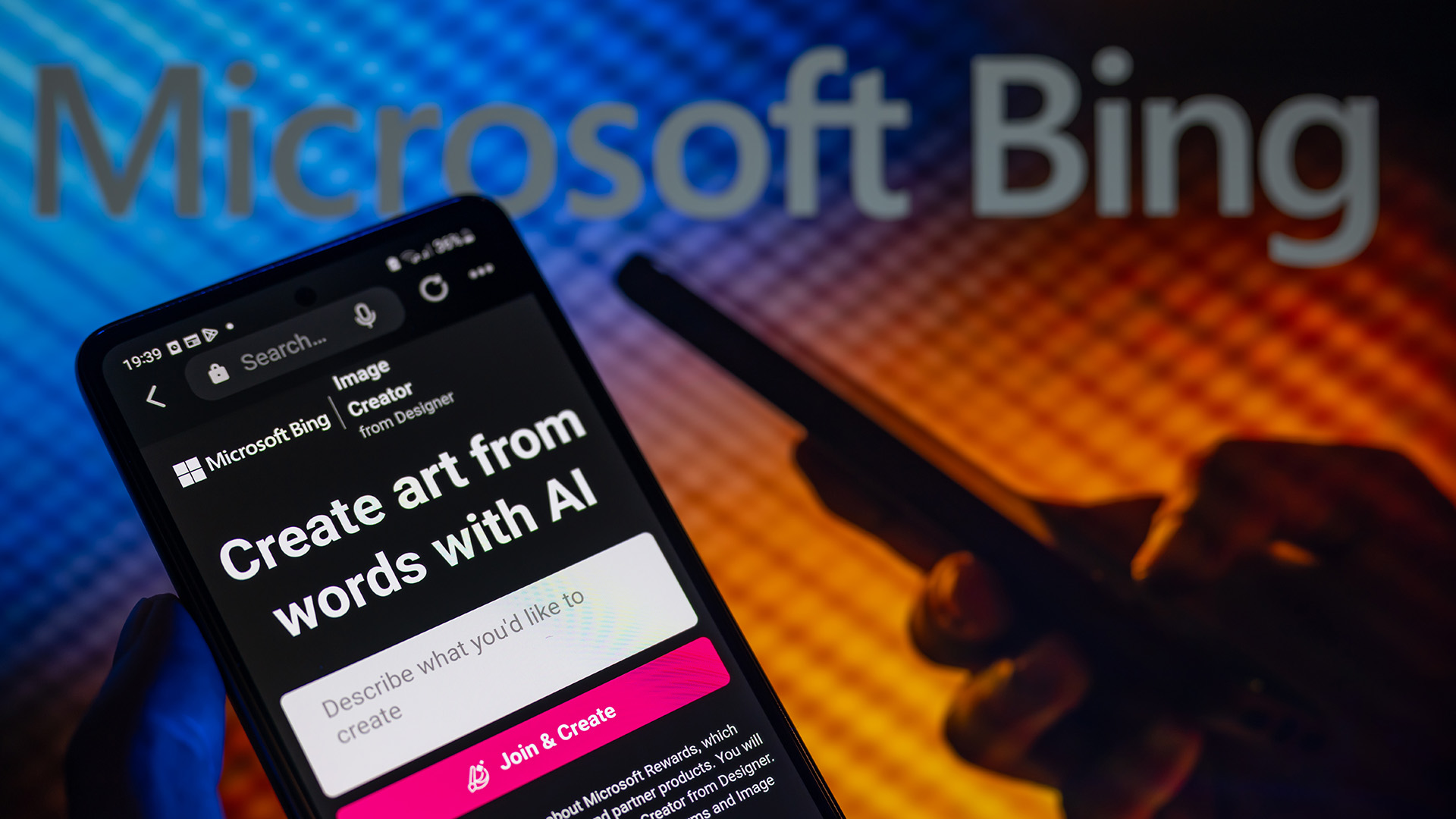 Microsoft Bing Image Creator на экране смартфона
