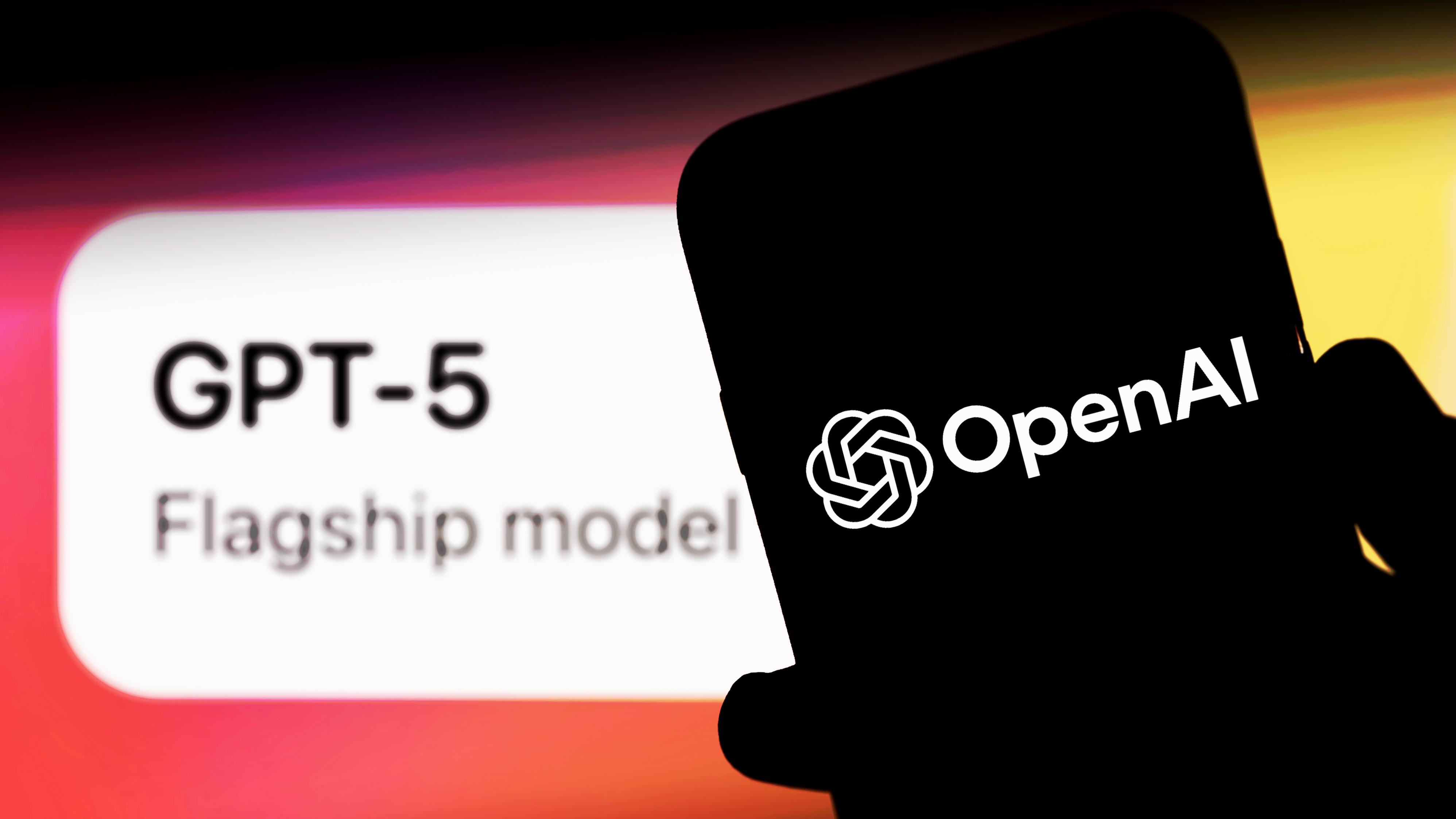 Логотип Open AI на экране смартфона с логотипом GPT-5 на фоне