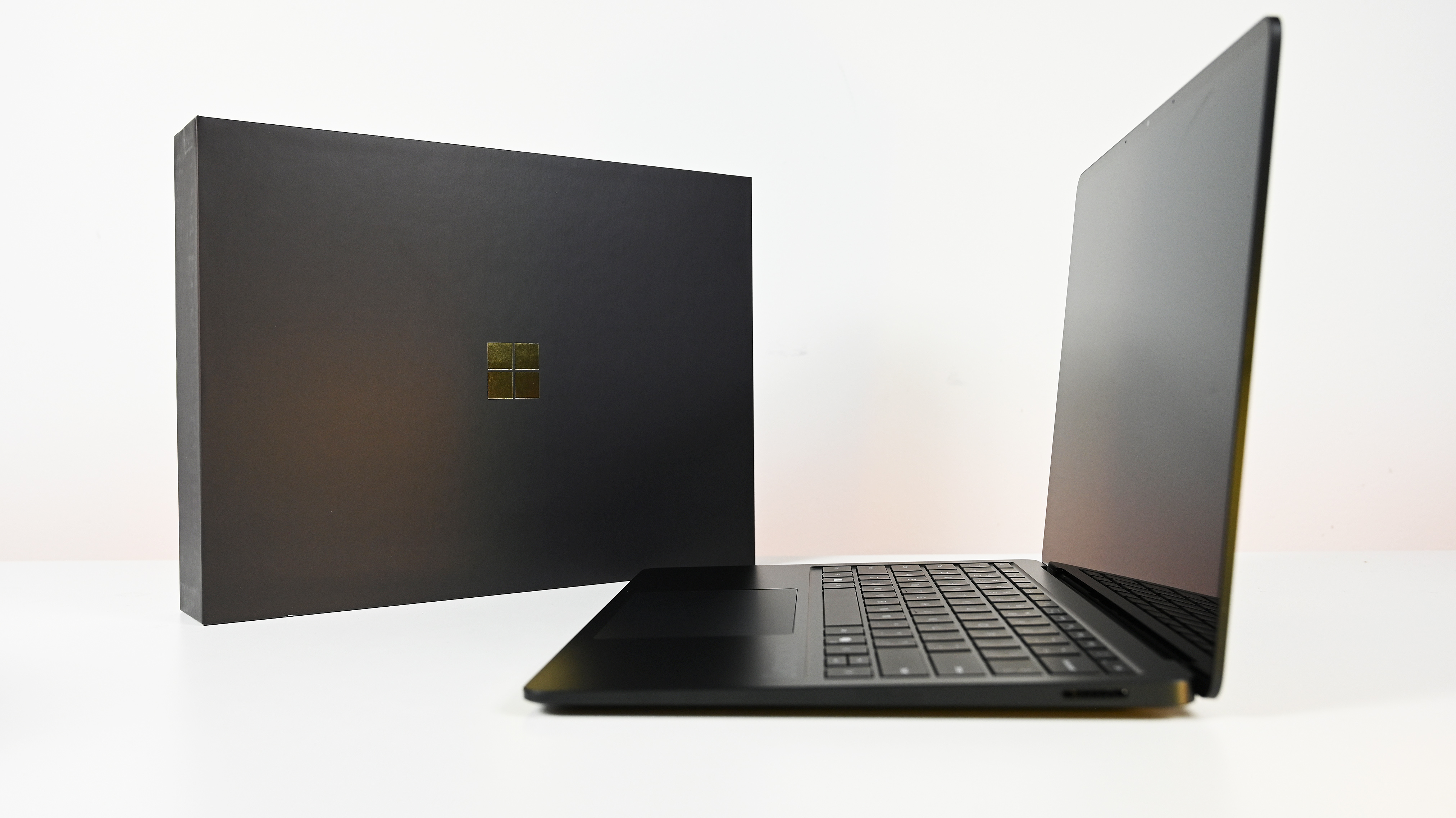 Ограниченная юбилейная версия Surface Laptop, выпущенная тиражом всего около 50 штук.