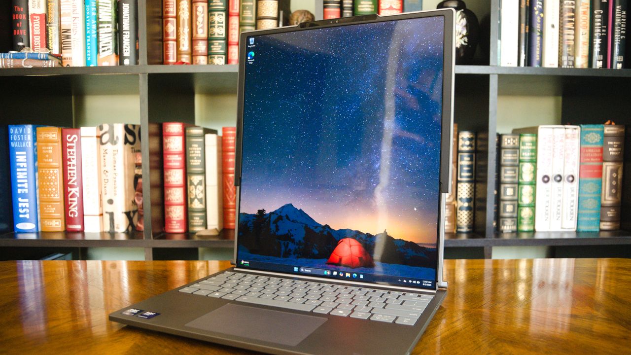 Изображение к статье: Ноутбук будущего уже здесь: Обзор AI PC Lenovo со сворачивающимся OLED-экраном - Железо на MSReview.net