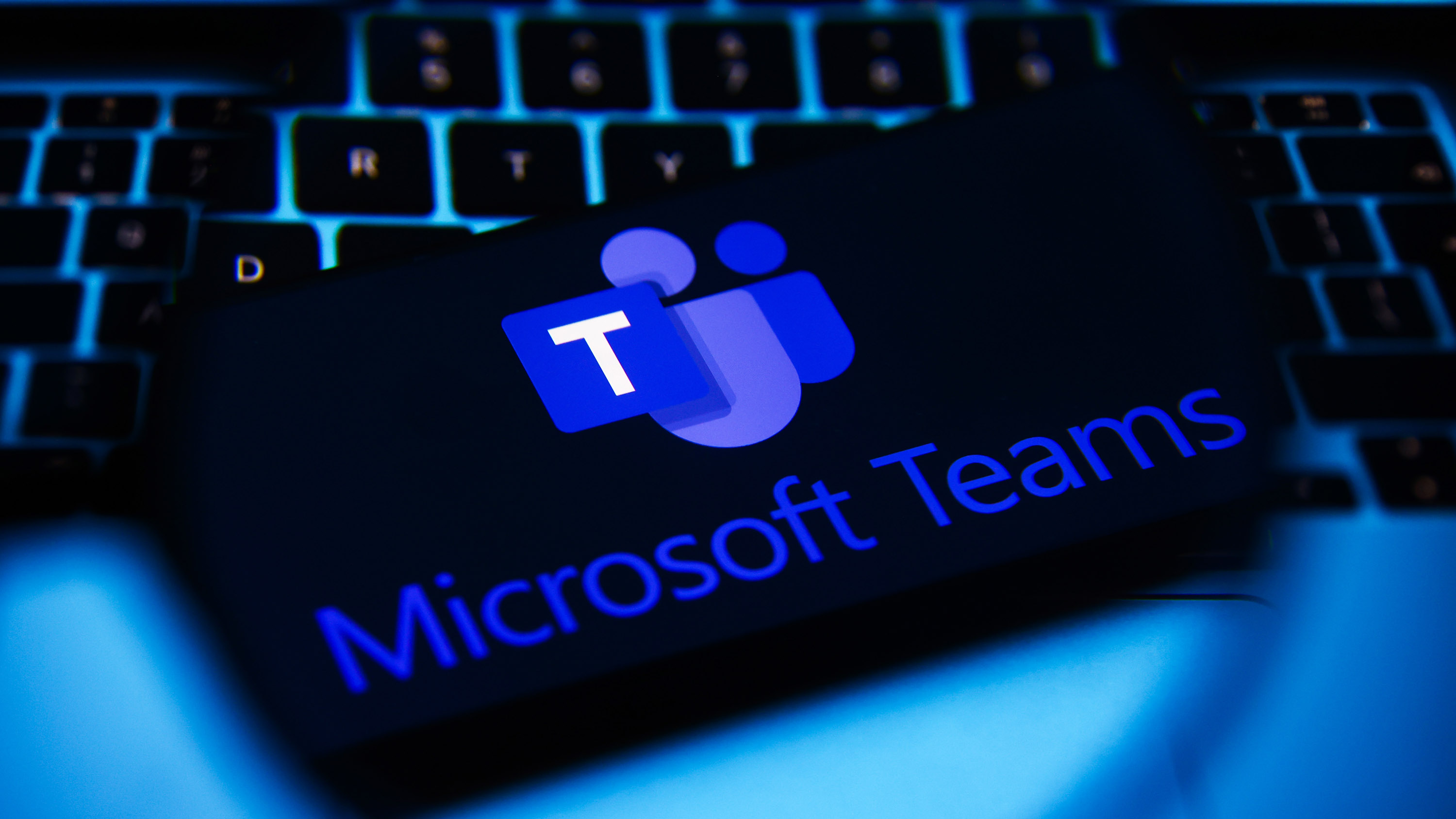 Логотип Microsoft Teams на фоне клавиатуры.
