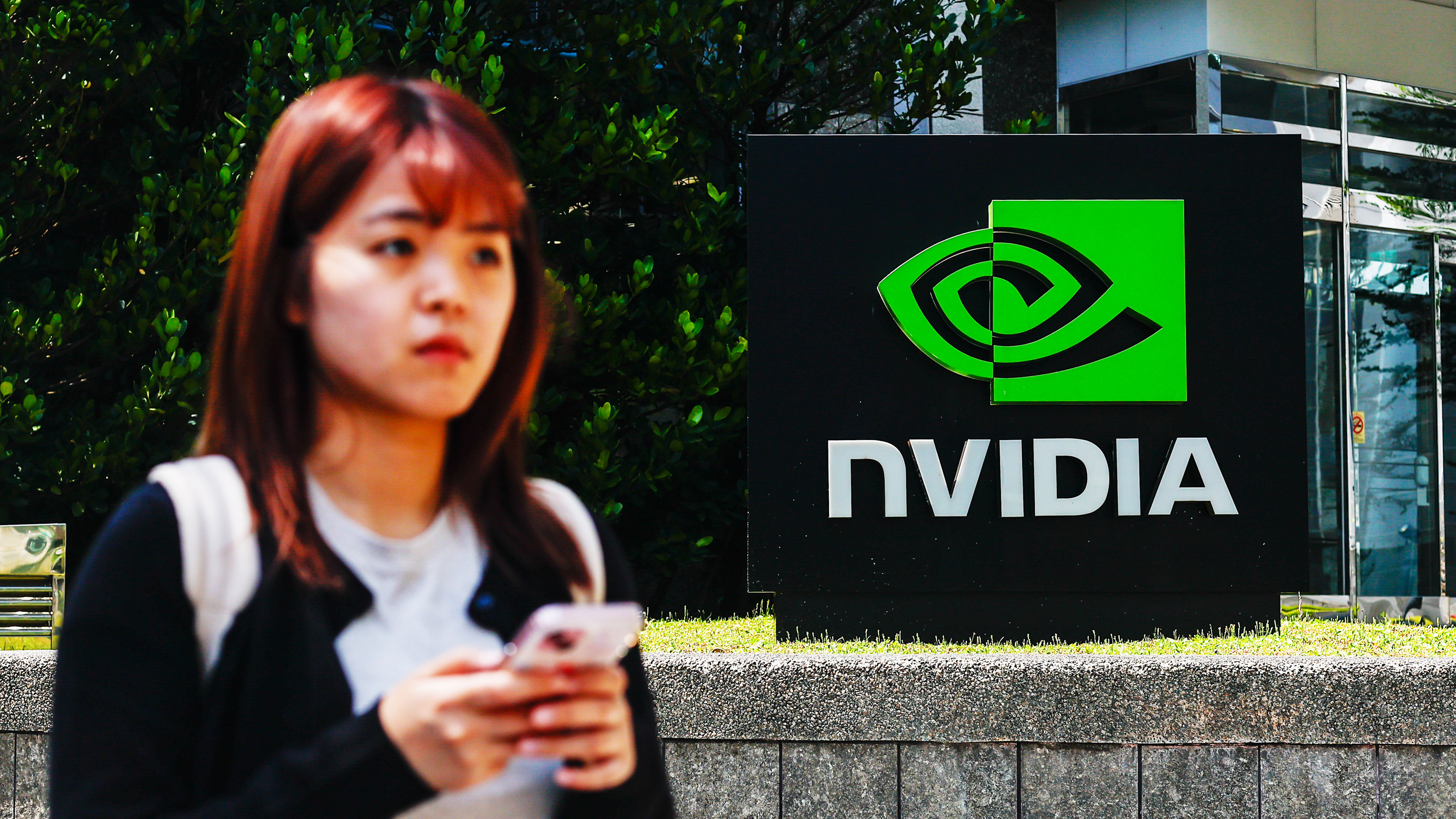 Логотип NVIDIA возле офисов компании в Тайбэе, Тайвань. (Изображение: Getty Images | Anadolu)