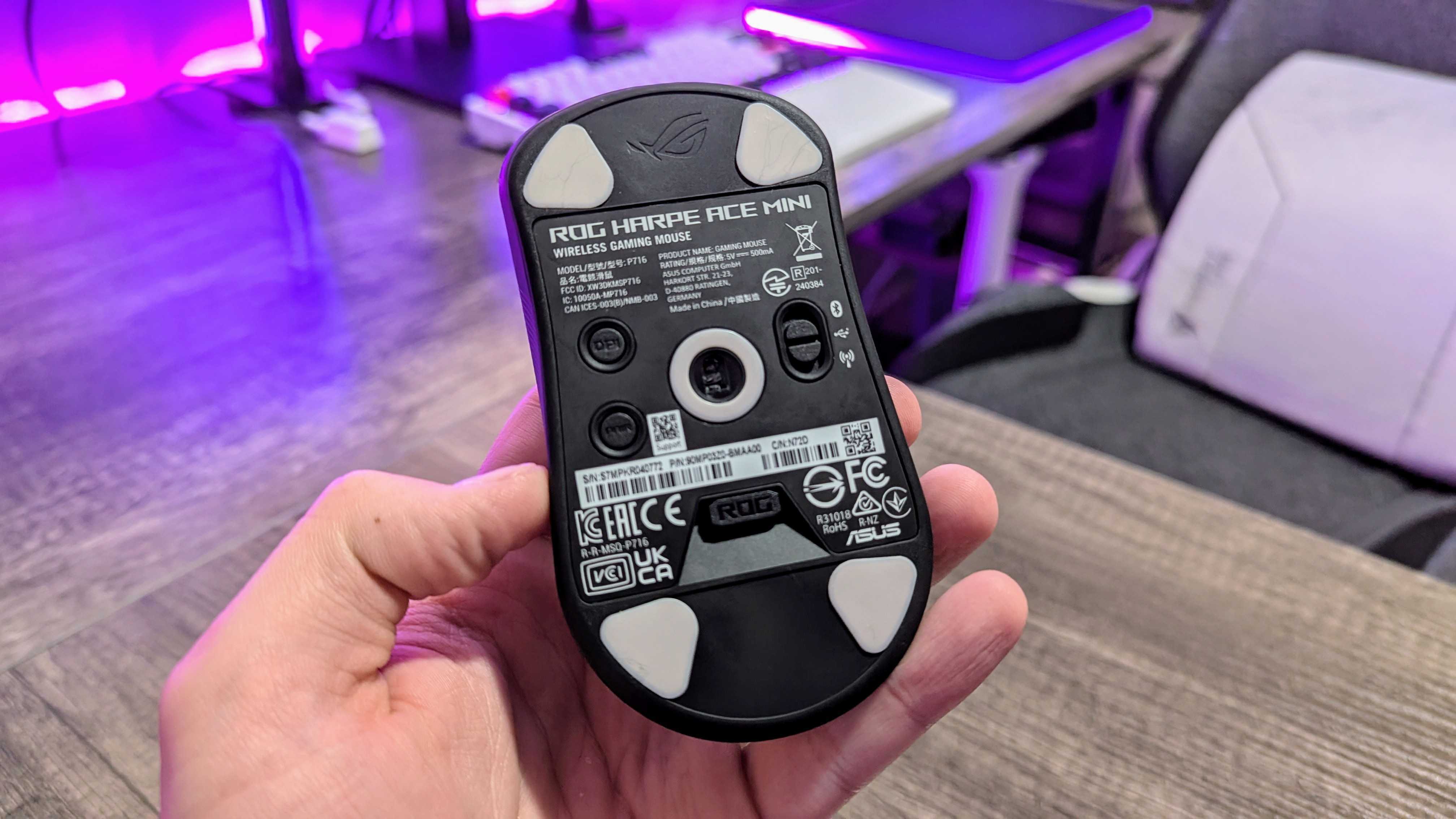 Изображение беспроводной игровой мыши ASUS ROG Harpe Ace Mini.