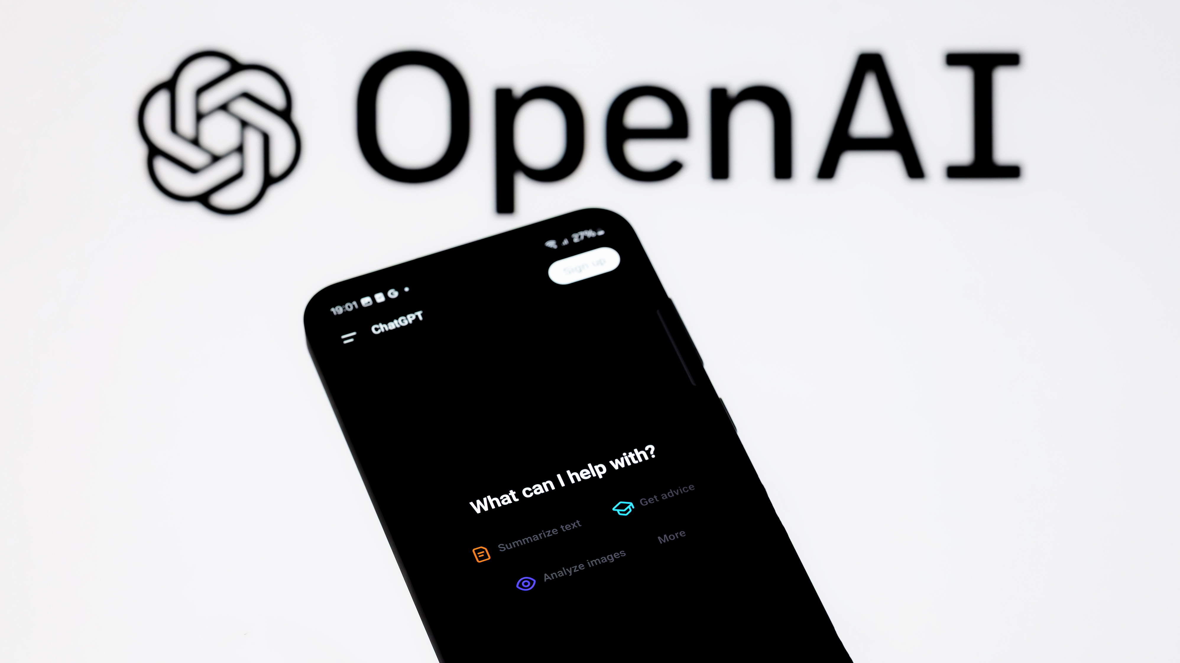 Приложение OpenAI - ChatGPT отображается на экране мобильного телефона. OpenAI анонсирует GPT-5, свою последнюю и самую продвинутую модель ИИ, в Брюсселе, Бельгия, 7 августа 2025 г. (Фото Jonathan Raa/NurPhoto через Getty Images)