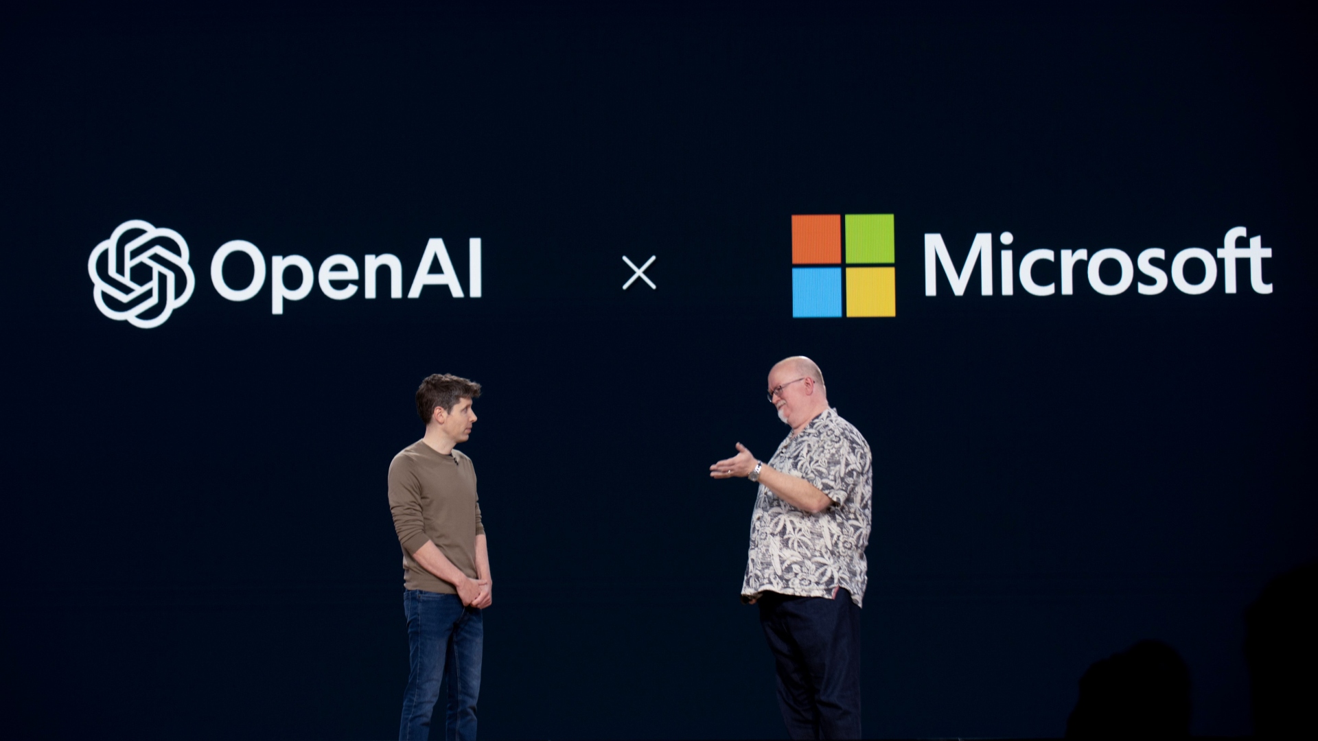 Кевин Скотт, исполнительный вице-президент по ИИ и технический директор Microsoft Corp., справа, и Сэм Альтман, главный исполнительный директор OpenAI.
