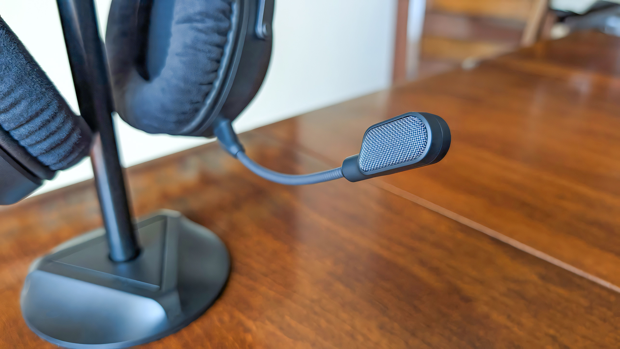 Крупный план микрофона на беспроводной игровой гарнитуре HyperX Cloud Alpha 2 Wireless.