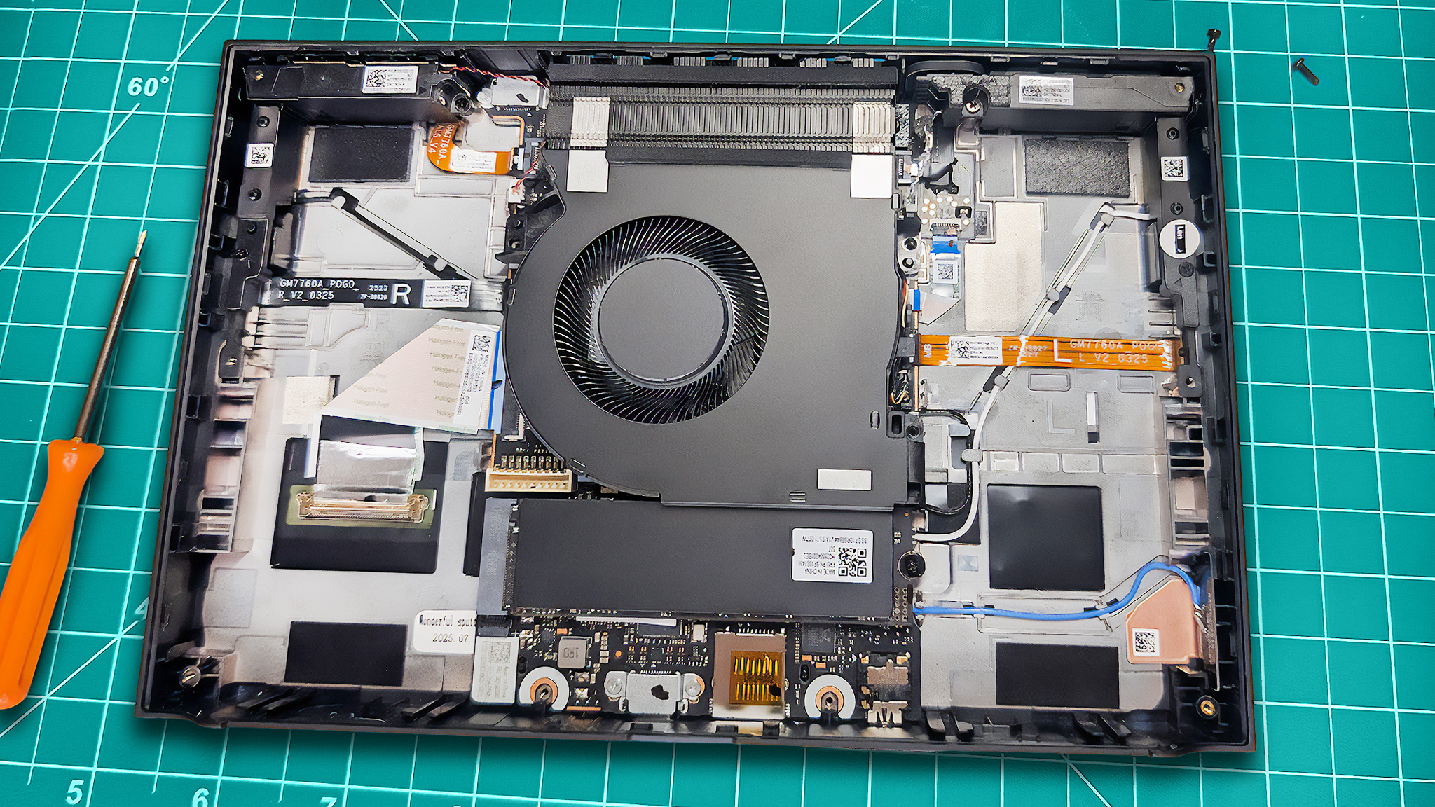 Lenovo Legion Go 2 открыт с удаленным аккумулятором, чтобы SSD был более заметным.