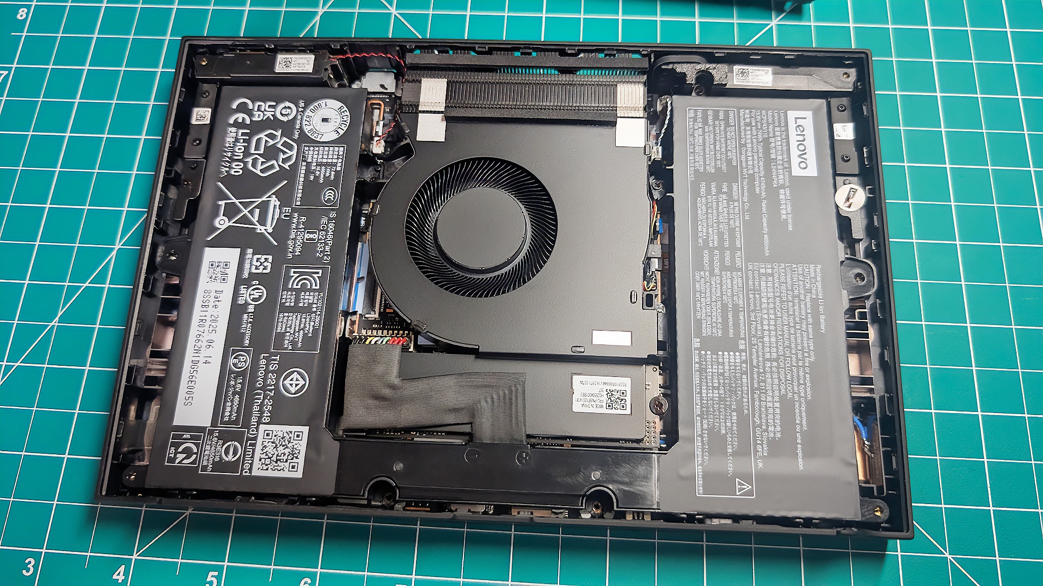 Внутренности Lenovo Legion Go 2: вентилятор, батарея и SSD