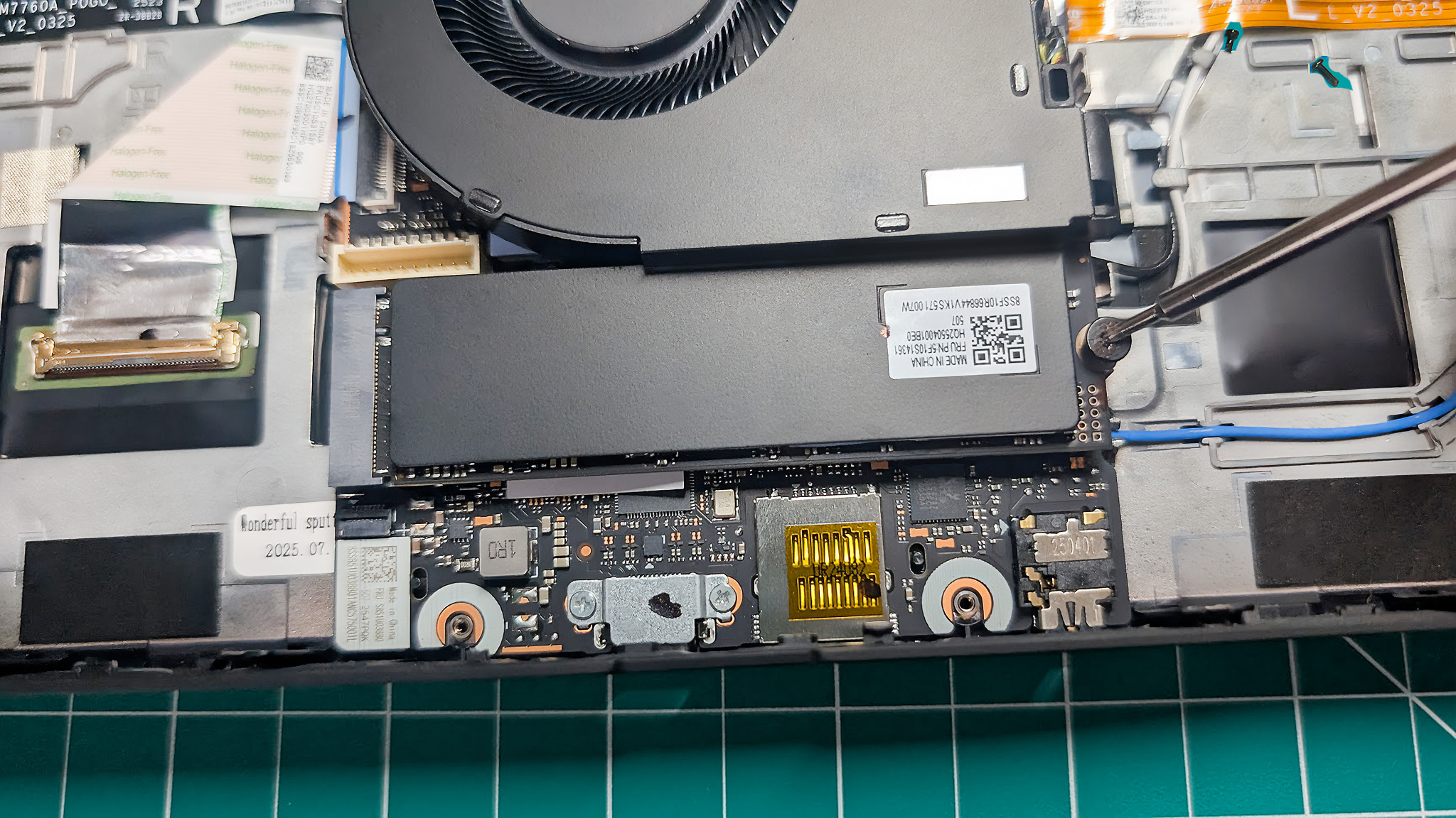 Крупный план SSD в Lenovo Legion Go 2 с металлической пластиной от вентилятора