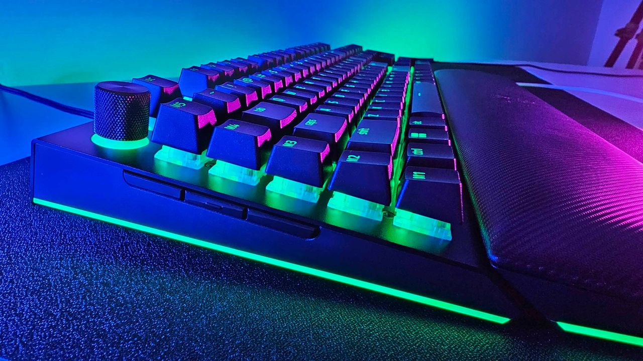 Изображение к статье: Превратите свой стол в RGB-вселенную: Razer BlackWidow V4 Pro по суперцене! - Gaming на MSReview.net