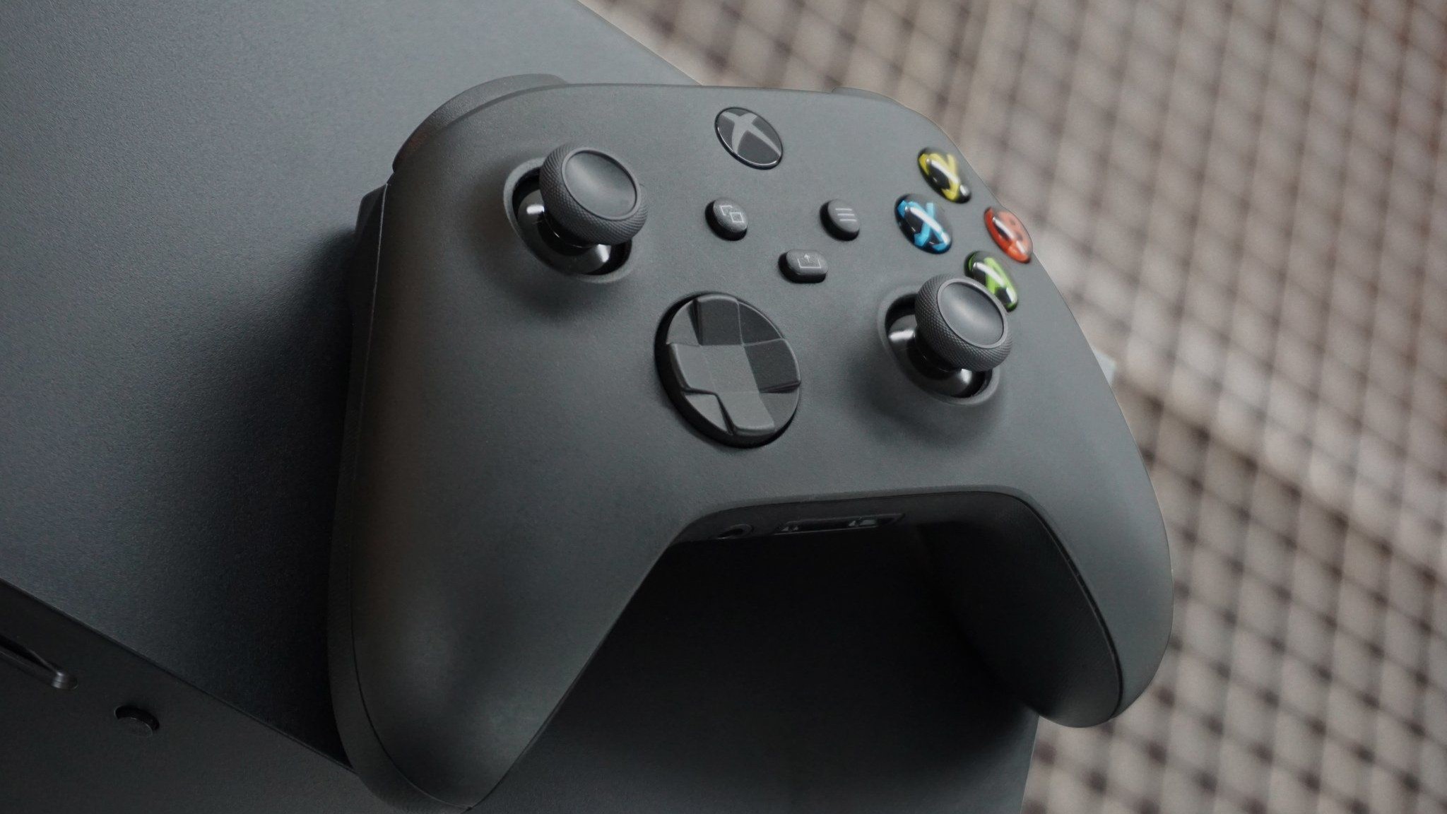 Черный беспроводной контроллер Xbox на Xbox Series X