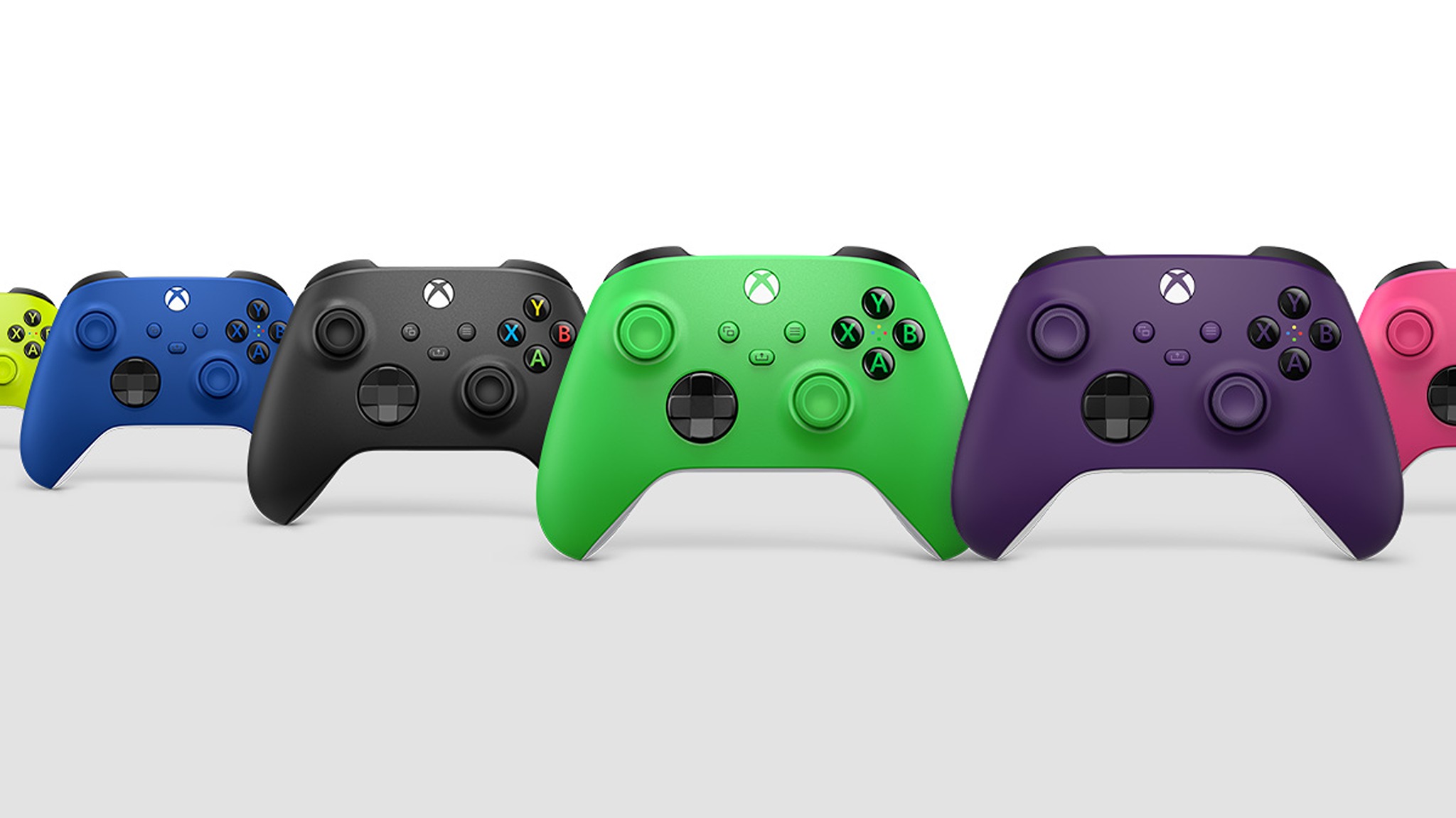 Рекламное изображение контроллеров Xbox разных цветов.