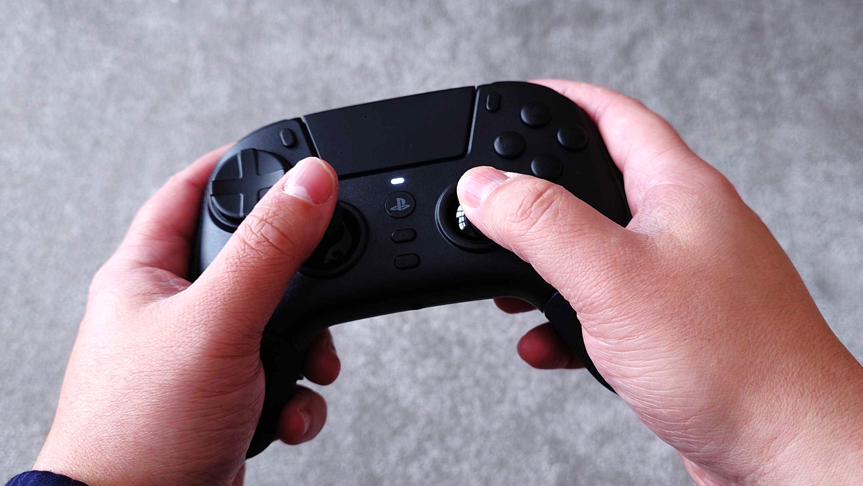 Контроллер Razer Raiju V3 Pro в руке