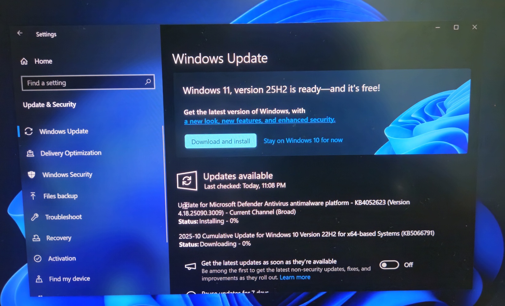 Изображение к статье: Windows 10 теперь напрямую обновляется до Windows 11 25H2, пока Microsoft продвигает "ИИ-продуктивность" - Windows 11 на MSReview.net