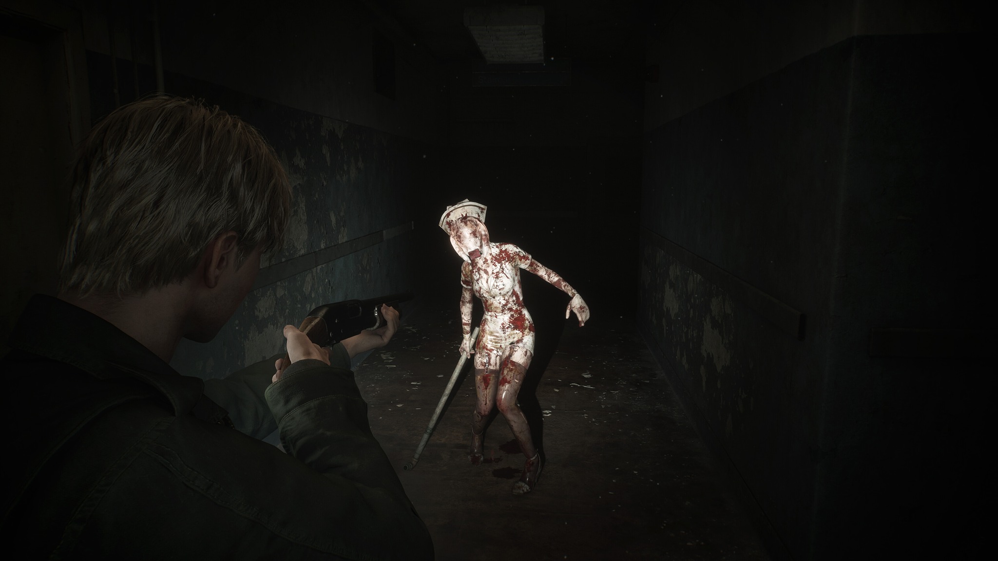 Промо-скриншот Джеймса Сандерленда, сражающегося с "медсестрой" в Silent Hill 2