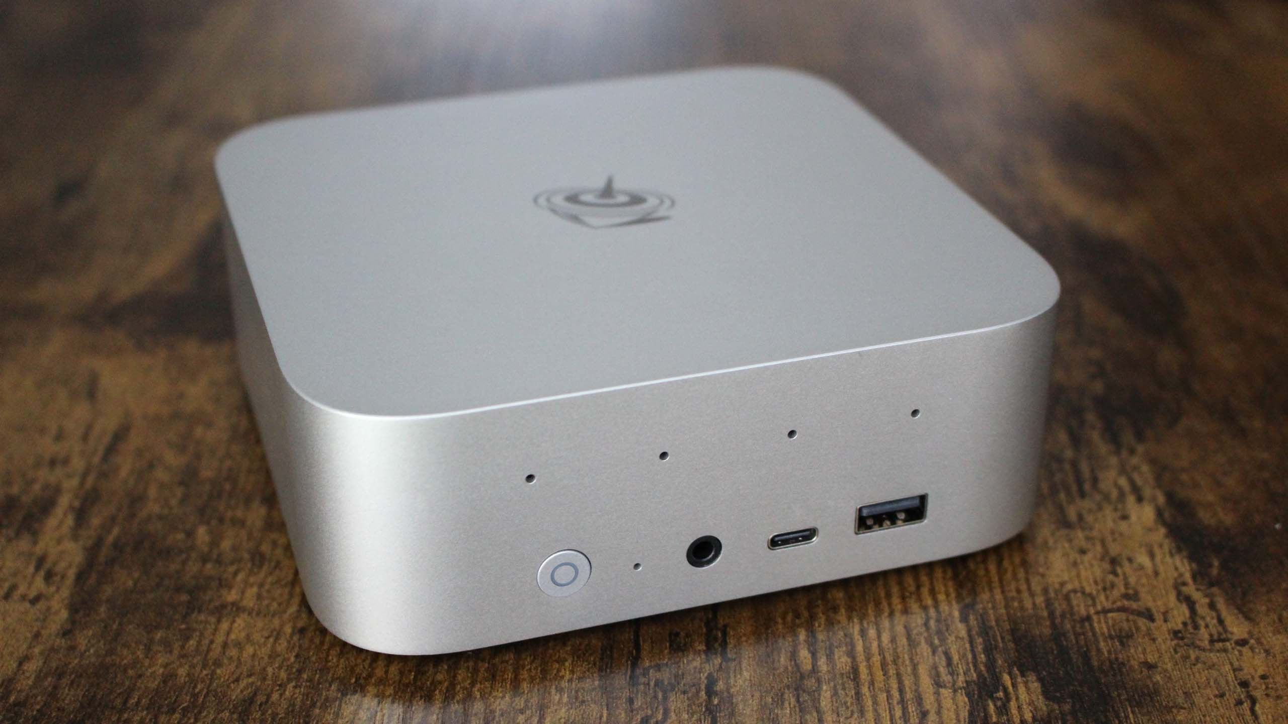 Передняя часть с питанием, аудиоразъем, USB-C и USB-A.