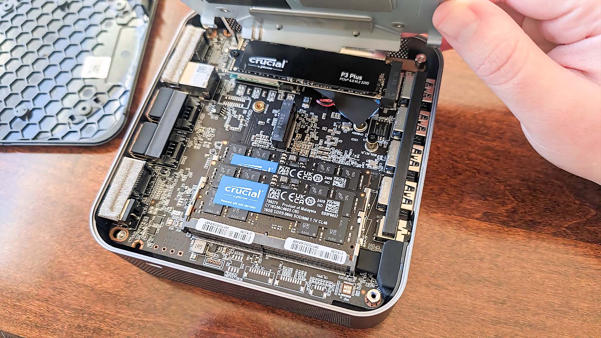 Внутренности Geekom GT1 Mega с видными слотами для оперативной памяти и SSD.
