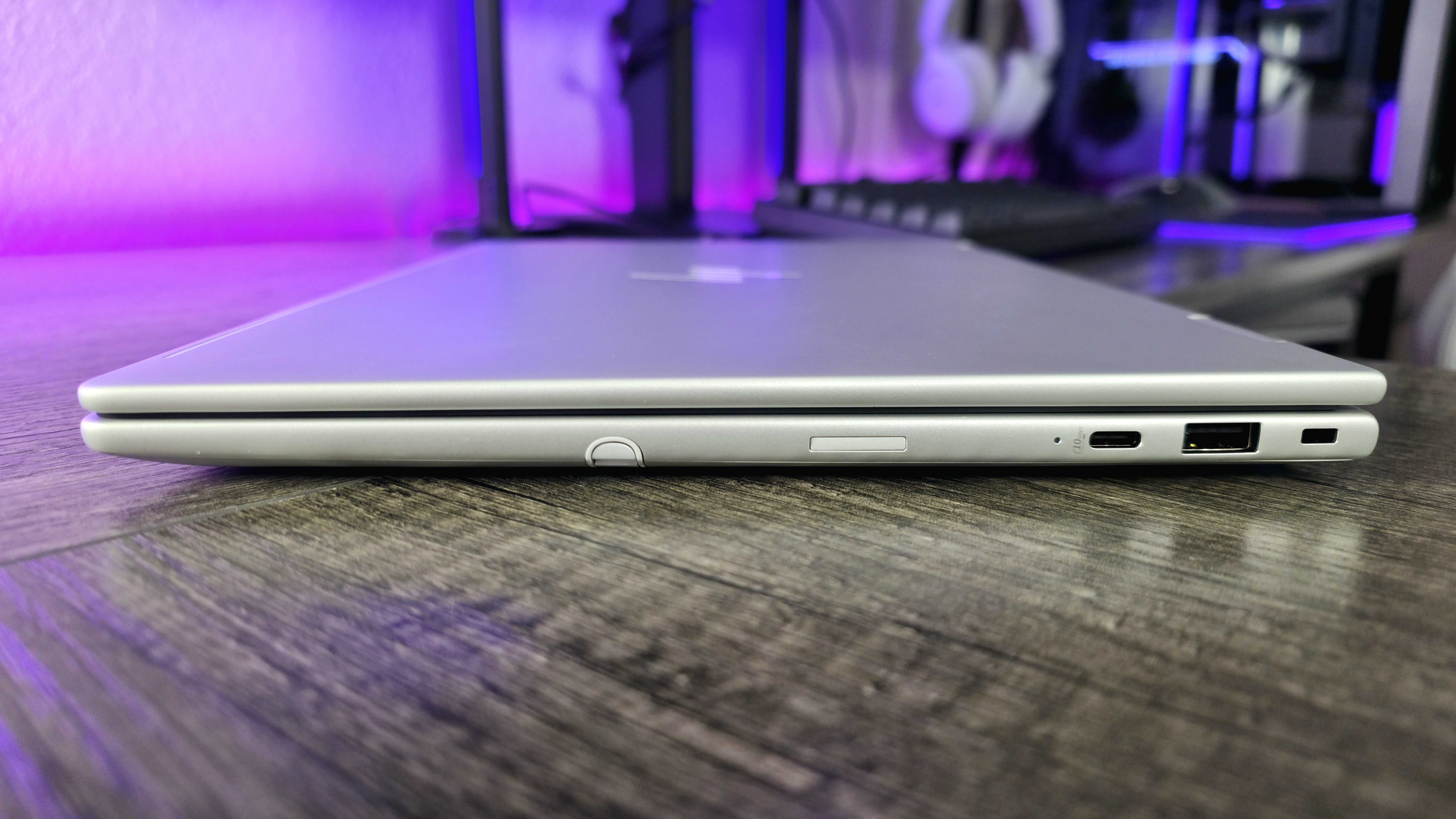 Порты и отсеки на другой стороне HP EliteBook 8 Flip 13 (G1i).