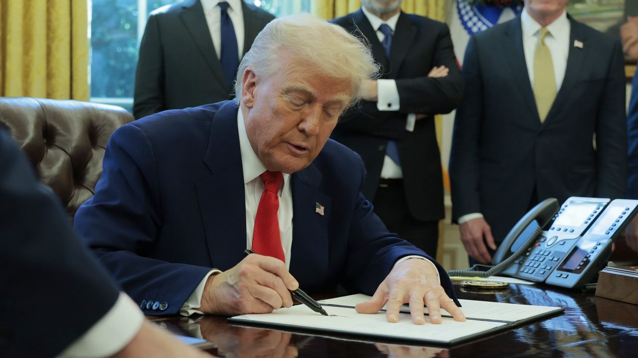 Изображение к статье: США хотят единые правила для ИИ: Трамп готовит указ, но штаты против - AI Технологии на MSReview.net