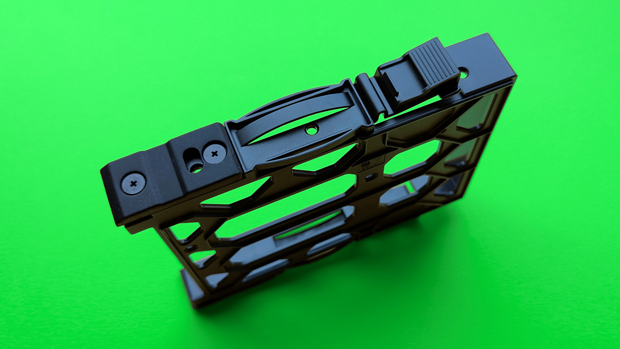 UGREEN NASync DH2300 на зеленом картоне