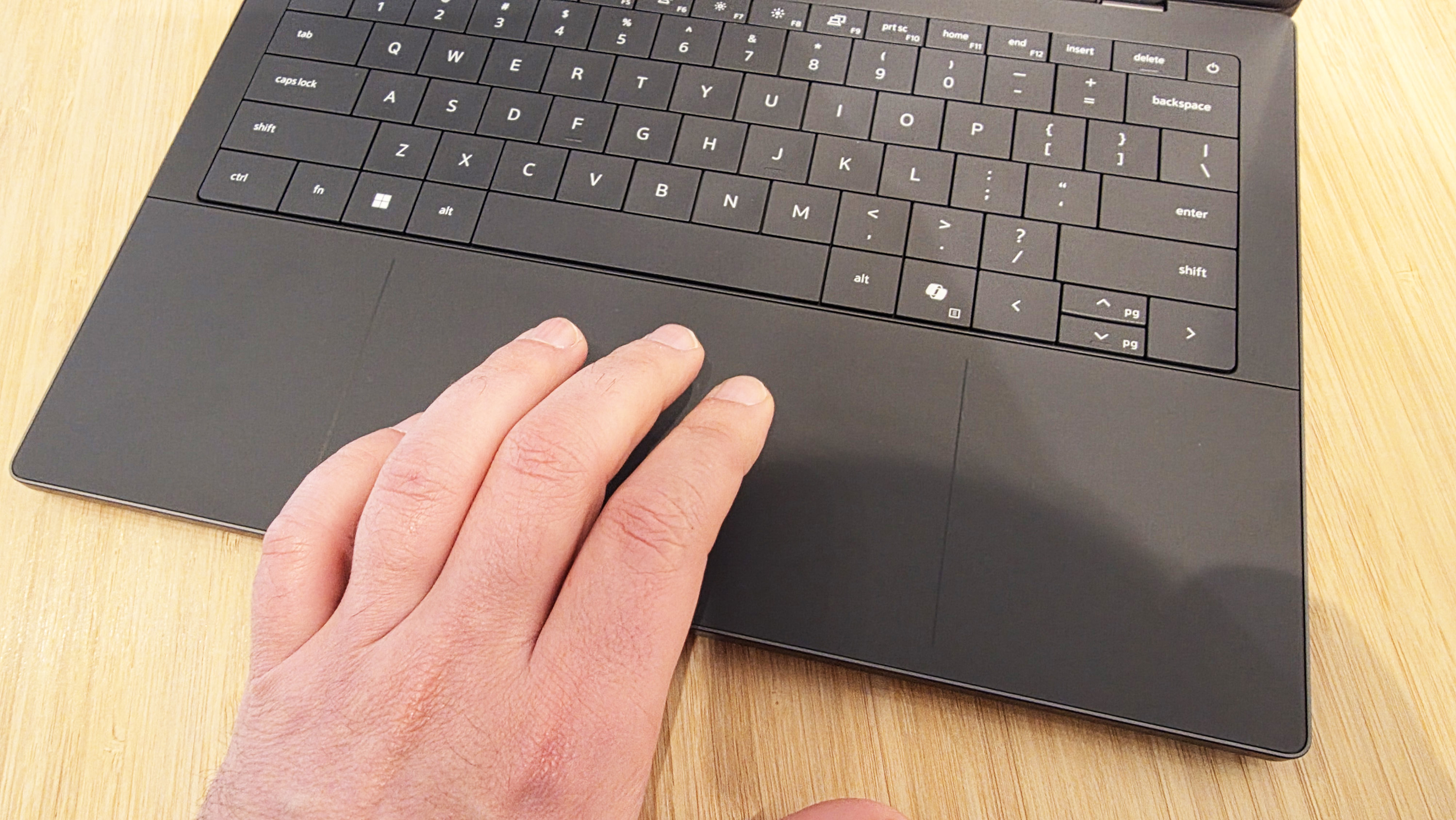 Крупным планом клавиатура нового Dell XPS 14