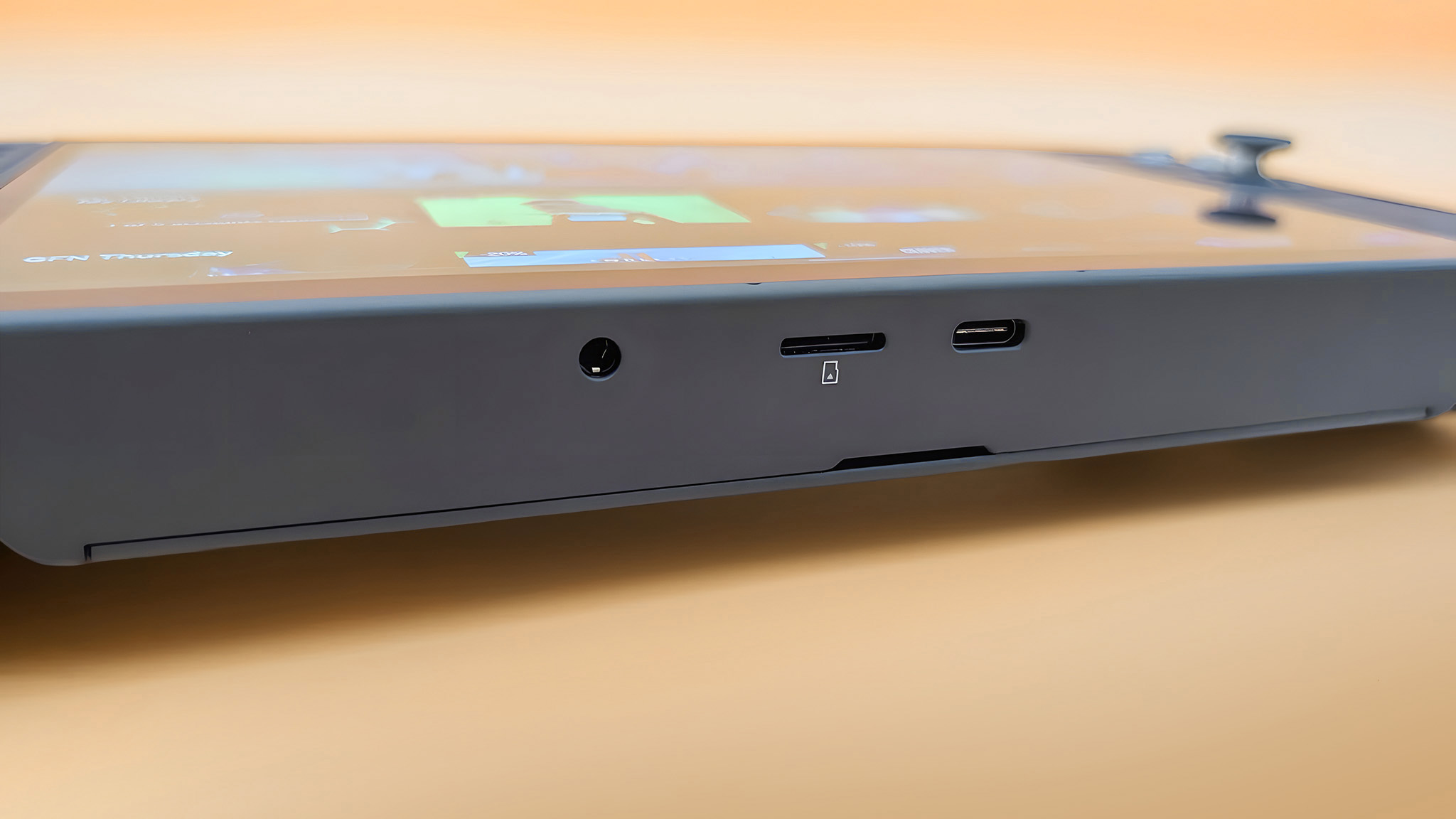 Нижняя часть Lenovo Legion Go 2: аудиоразъем, слот microSD, USB4.