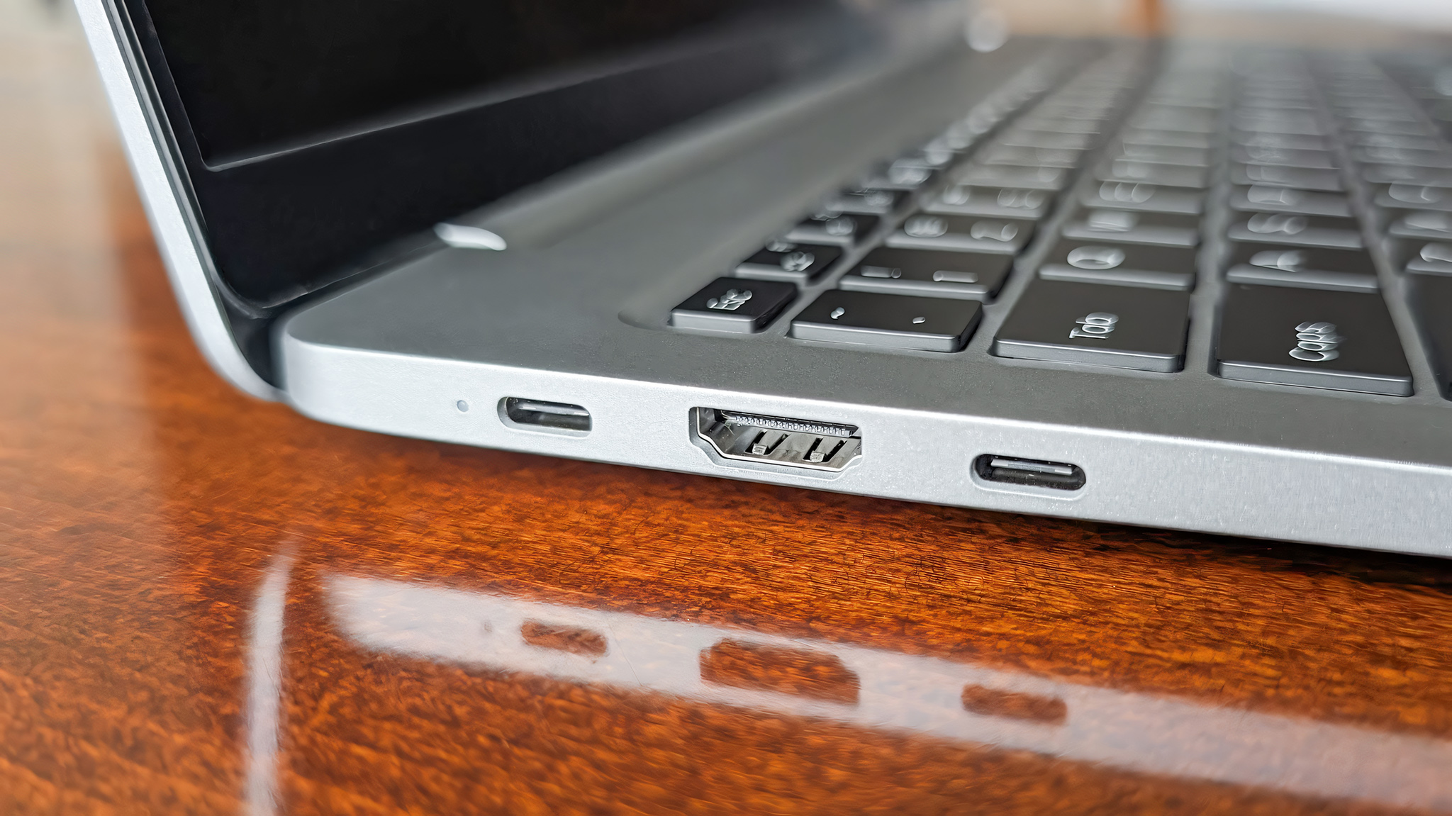 Крупный план двух портов USB-C и порта HDMI на правой стороне Geekom GeekBook X16 Pro.