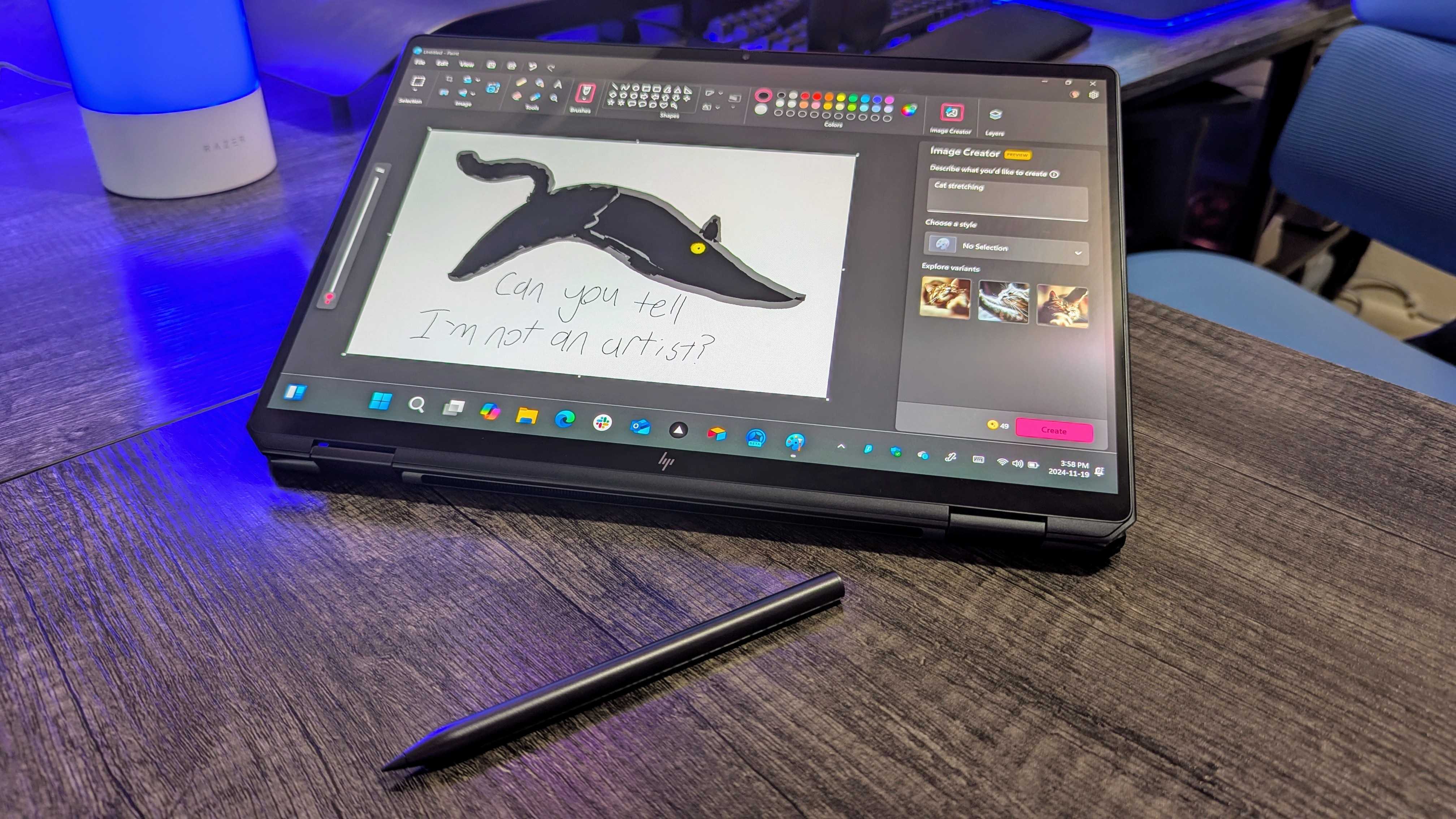 HP OmniBook Ultra Flip 14 (2024) на столе и в режиме планшета, с открытым Microsoft Paint с любительским рисунком и стилусом HP MPP2.0.