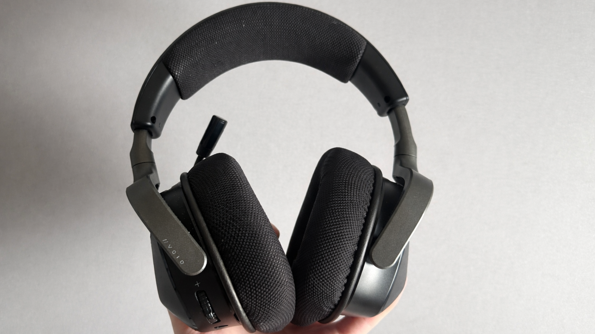 Сзади Void V2 Max Wireless выделяется широкой мягкой подкладкой оголовья и тканевыми амбушюрами.
