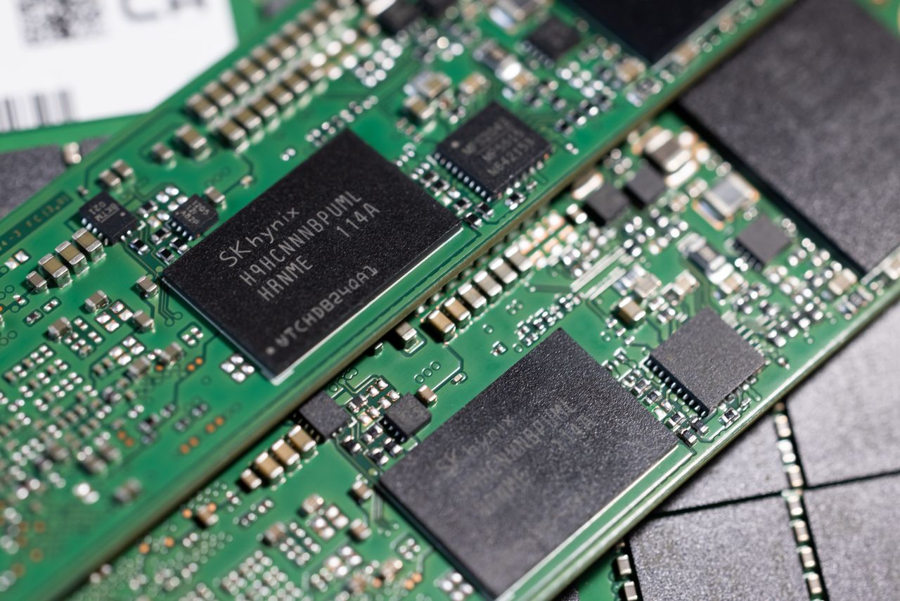 Изображение к статье: AI взрывает рынок памяти: SK Hynix эксклюзивно для Microsoft, цены летят вверх! - AI Технологии на MSReview.net