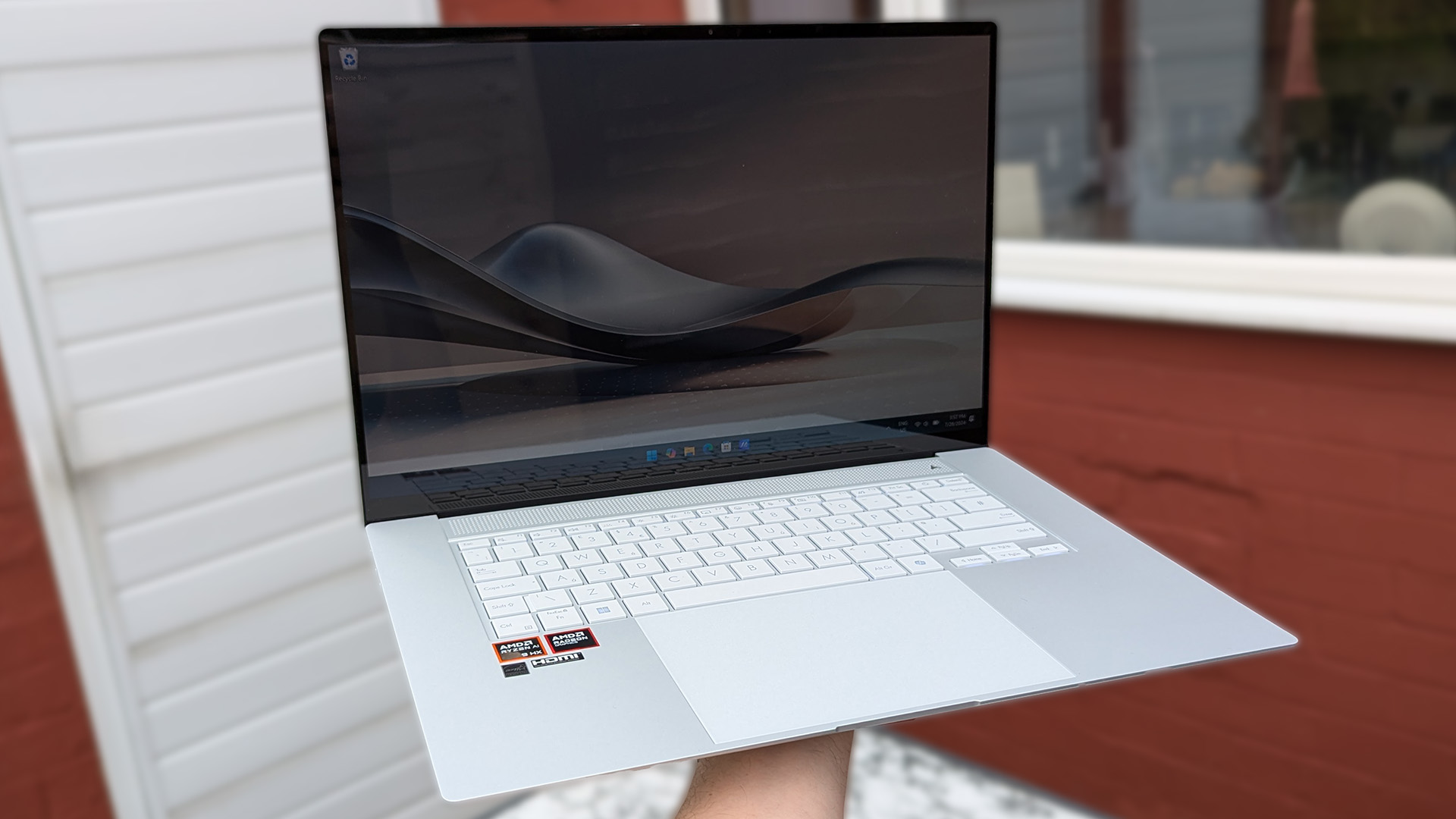 ASUS Zenbook S 16 в руке