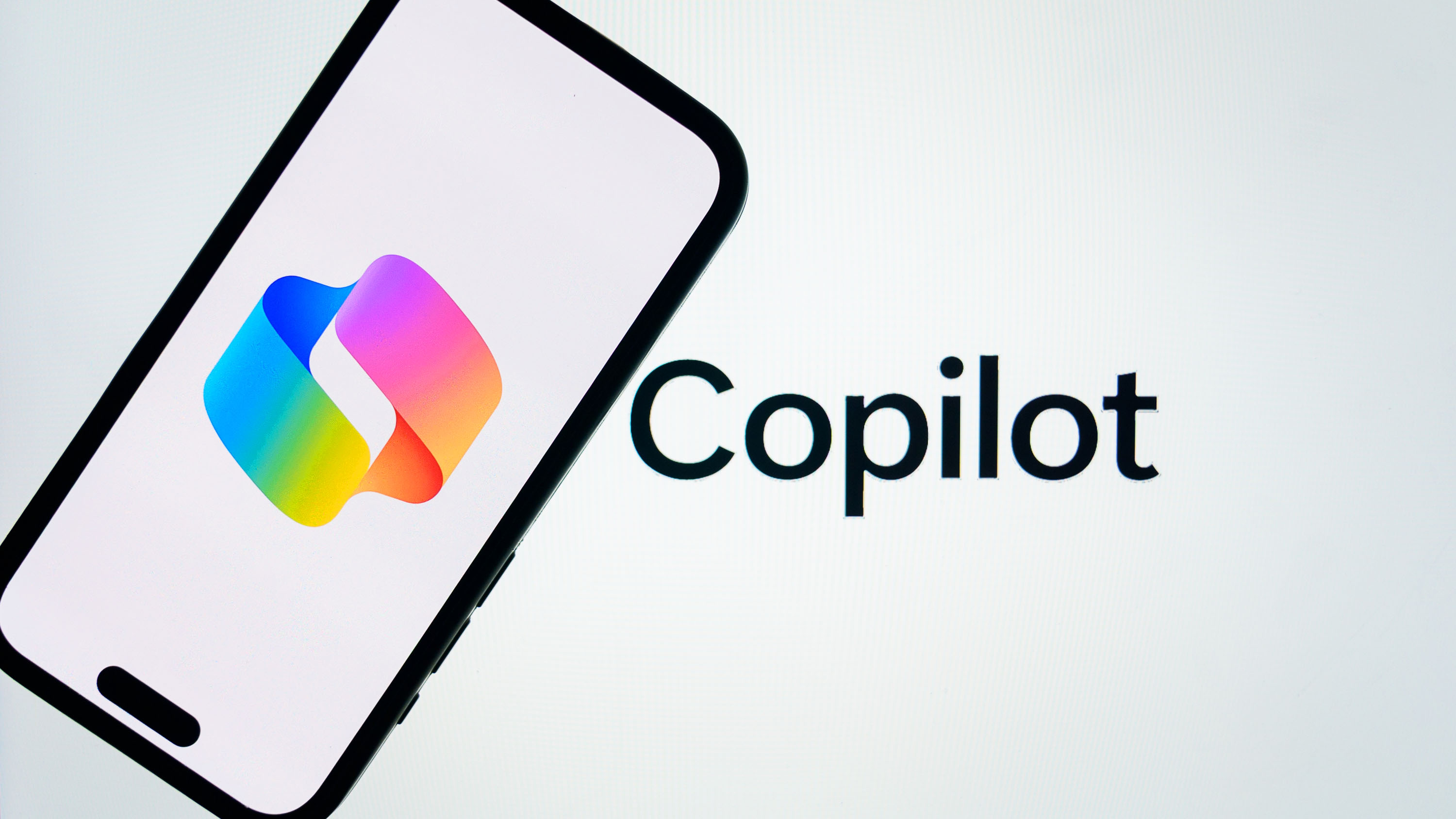 Изображение: Логотип Microsoft Copilot на экране смартфона.